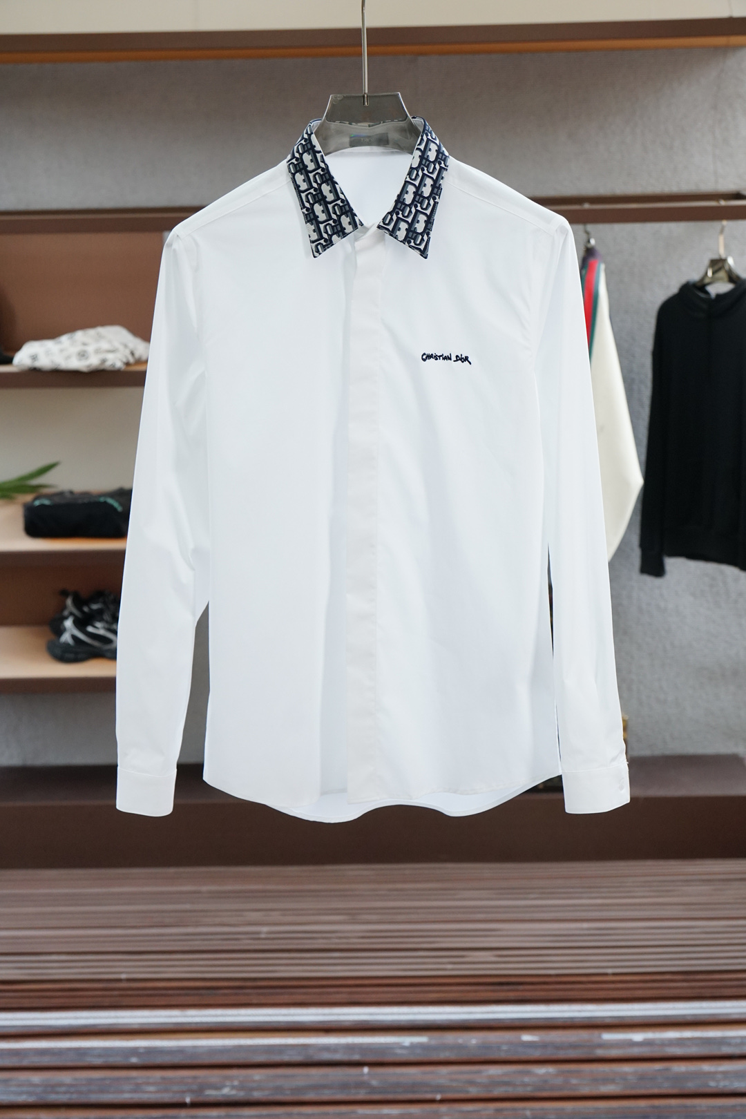 NO:523034,Gucci - 2025 early autumn new product, special counter for sale, fashionable high-end men's shirt, pure white design is clean and neat, chairman's elite must-have series, comfortable and relaxed without losing the sense of atmosphere, small standing collar positioning design breaks the shackles of tradition, more youthful and fashionable, embroidered logo design, more brand recognition, imported top high density 100 points high-quality Pima cotton cotton skin-friendly and comfortable, very delicate to the touch, good texture, cool and breathable, not easy to wrinkle, a good one, no problem with wearing inside alone, you can stock up early if you like it!  Hurry up and grab it. Size (M-XXX L) pick up the next day., gucci, alexander wang19860909Gucci 古奇-2025早秋新品 专柜在售 时尚高端男装衬衣,纯白色设计干净利落整洁,董事长精英必备系列,舒适松弛又不失大气感,小立领定位设计打破传统束缚,更具年轻时尚味道,刺绣Logo设计,更具品牌辨识度,进口顶极高密度100分优质皮马棉棉亲肤舒适 摸上去非常的细腻,质感很好,凉爽透气,不易起皱,不错的一款,内搭单穿都完全没问题,喜欢的亲也可以提早囤货！赶紧下手抢吧.尺码（M-XXX L）隔天取货.,,gucci,alexander wang,Men's clothing