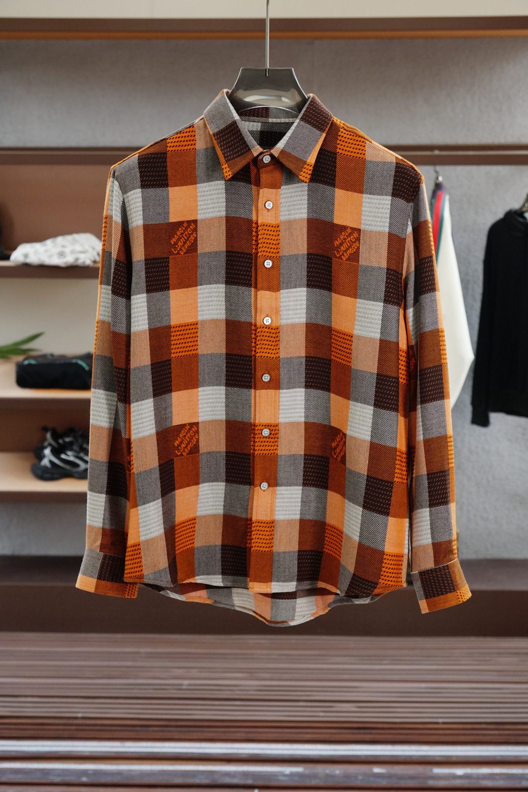 NO:523038,Lv-Louis Vuitton, the new 25 early autumn new style is available. The latest plaid shirt jacket, you can wear it alone, and the temperament lapel casual style looks good on the outside and the inside!  Custom imported wool and cotton, fabric, casual and fashionable upper body!  Not easy to wrinkle, original film customization perfect workmanship quality depends on details, the same model as men and women, code number M-3XL,,,louis vuitton,louis vuitton,jackets & coats,alexander wang19860909Lv-路易威登,25早秋新款上新 最新格子衬衣外套,单穿打底都可以,气质翻领休闲版型外搭内搭都好看！定制进口羊毛加棉,面料 上身随性又时髦！不易皱,原版开膜定制完美做工品质看细节 男女同款 码数M-3XL,,,louis vuitton,louis vuitton,jackets & coats,alexander wang,Men's clothing