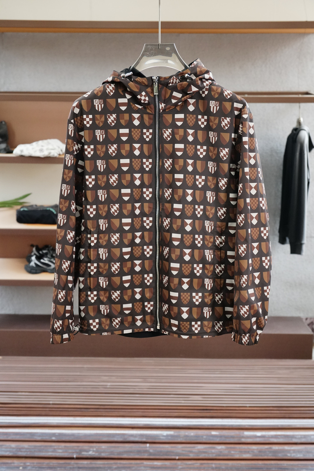 NO:528358,Lv Louis Vuitton - Collection of Premium Products] Louis *Den family men's latest fashionable chess board plaid hooded double-sided jackets for spring and summer 2025, official counters for spring and summer 25, Hong Kong foreign business channels, original products from France, exclusive for sale today!  This double-sided windproof chessboard jacket is from the 2025 spring and summer show. It has a classic double-sided two-wear style. One side is decorated with brown digital printing design, interpreting Damier chessboard plaid from a modern perspective. The other side is flipped to present a minimalist black classic. The chest is decorated with iconic brand leather mark elements, which always boasts the brand identity and status. The constrained, steady and basic and versatile black series and brand plaid digital elements. The color matching on both sides forms a hedge contrast. Each side presents different brand elements, with distinct recognition and full of urban vitality. The clever version is equipped with a metal zipper head, high-crafts engraving brand elements, exquisite stitching, smooth zippers, and considerate and thoughtful elastic drawstring design at the hem of the tail. The overall shape and practicality are extremely high!  Models dominated by fabrics and craftsmanship, Japan Toray customized fabrics (first-line luxury clothing royal fabric vendor) have waterproof and windproof characteristics, both comfort and breathability, the upper body is light and burden-free, the overall texture is light and easy to store, the hooded design, the overall details and quality are super strong, the auxiliary materials are all customer-supplied, all engraved with brand LOGO, which is very expensive, luxurious and high-end!  The details show the ingenious craftsmanship, rigorous and exquisite, with a full body shape, double-sided design, and two-style color matching can be freely worn according to the actual scene. The solid color is satisfactory to the regular and orthodox dress needs of all occasions. The outstanding plaid surface is more suitable for street styles, both business and casual, and easy to control various body shapes, and the outfit meets the needs of the transition season!  Size 48-56, louis vuitton,louis vuitton,jackets & coats,jackets & coats,hats,alexander wang19860909Lv 路易威登-典藏臻品】路易*登家族男士2025年春夏最新时尚棋盘格纹连帽双面穿夹克外套,25年春夏官方专柜主推展示,香港洋行渠道,法国原产出品,今独家出售！ 本款双面防风棋盘格夹克外套出自2025年春夏秀场,经典双面两穿款式,一面装饰棕色系数码印花设计,以摩登视角诠释Damier棋盘格纹,另一面翻转即呈现极简黑色经典,胸前饰有标志性品牌皮标元素,时刻标榜品牌身份与地位.内敛稳重而基础百搭的黑色系与品牌格纹数码元素之间的较量,两面配色形成对冲反差,每面呈现不同的品牌元素,辨识度鲜明,尽显都市活力色彩.挺括版型搭载金属拉链头,高工艺镂刻品牌元素,精致的缝线、顺滑的拉链、衣尾下摆体贴周到的弹力抽绳设计,整体塑造性和实穿性极高！ 以面料和工艺为主导的款,日本东丽公司订制面料（一线奢侈品成衣御用面料商）具备防水防风特性,舒适性与透气性兼备,上身轻便且无负担感,整体质地轻盈便于收纳,连帽的设计,整体细节品质感超强,辅料全系客供,均刻有品牌LOGO, 非常贵奢高级！ 细节之处尽显匠心工艺,严谨考究,上身型款十足,双面设计,两种风格配色可根据实际场景进行自由穿搭,纯色系满足于常规正统且包容所有场合的的着装需求,出挑的格子面更适用于出街造型,商务与休闲兼备,轻松驾驭各种身型,穿搭符合过渡季的需求！ 尺码48-56,,louis vuitton,louis vuitton,jackets & coats,jackets & coats,hats,alexander wang,Men's clothing