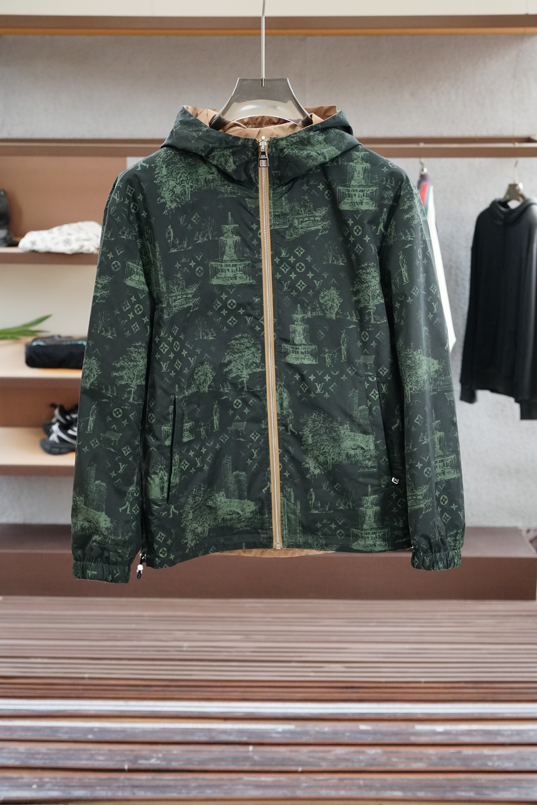 NO:528356,Lv artistically reconstructs the classic Monogram presbyterian pattern of V. Unlike traditional repetitions, the designer cleverly incorporates Renaissance-style fountain elements and natural and lively tree silhouettes, allowing iconic symbols to form narrative poems on the fabric like garden secret words - each pattern is a unique artistic imprint.,,louis vuitton,alexander wang19860909Lv 将V家经典Monogram老花图案进行艺术化重构.不同于传统的重复印花,设计师巧妙融入了文艺复兴风格的喷泉元素与自然灵动的树木剪影,让标志性符号在面料上形成宛如花园密语的叙事诗——每一处图案都是独一二的艺术印记.,,louis vuitton,alexander wang,Men's clothing