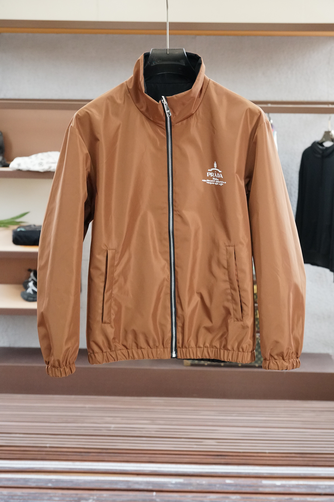 NO:528352,Prada-Prada-P home double-sided narrative｜A functional jacket that unlocks two urban personalities】 ◆Double-sided declaration A-side deep black interprets the texture of the night elite, smooth nylon glows shimmer, retro brown chestnut on the B-side releases the modern gentlemanly atmosphere, white LOGO on the left chest declares brand belief ◆Detail medal Three-dimensional stand-alone collar structure neat outline, silver metal zippers running through the north and south axis, prada, prada, jackets & coats, alexander wang19860909Prada-普拉达-P家双面叙事｜一件解锁两种都市人格的机能夹克】 ◆双面宣言 A面深邃黑色诠释暗夜精英质感,光滑尼龙泛着微光 B面复古棕栗色释放现代绅士气息,左胸白色LOGO宣告品牌信仰 ◆细节勋章 立体立领架构利落轮廓,银色金属拉链贯穿南北轴线,,prada,prada,jackets & coats,alexander wang,Men's clothing