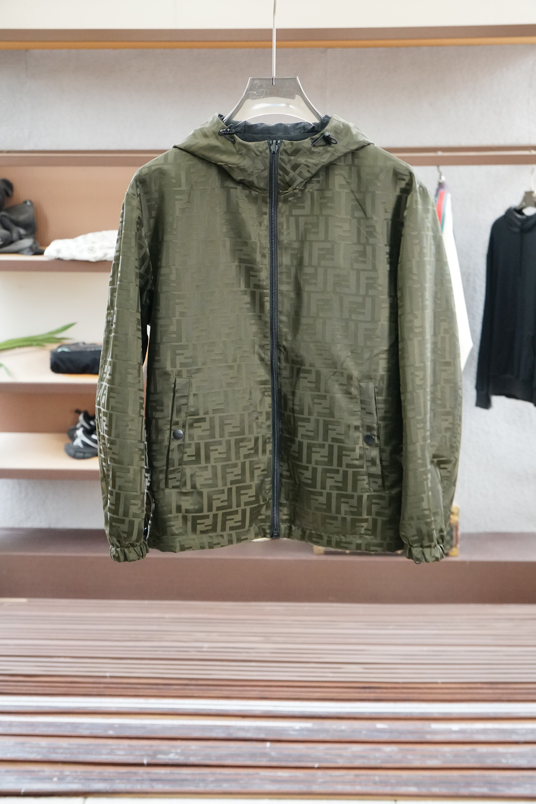 NO:528354,Fendi, Fendi/P home double-sided narrative｜A functional jacket that unlocks two urban personalities】 ◆Double-sided declaration The texture of the night elite, smooth nylon glows with shimmer. The retro brown chestnut on the B-side releases the modern gentlemanly atmosphere, and the white LOGO on the left chest declares the brand belief ◆Detail medal Three-dimensional stand-alone collar structure neat outline, silver metal zippers running through the north and south axis, fendi, fendi, jackets & coats, alexander wang19860909Fendi、芬迪/P家双面叙事｜一件解锁两种都市人格的机能夹克】 ◆双面宣言 暗夜精英质感,光滑尼龙泛着微光 B面复古棕栗色释放现代绅士气息,左胸白色LOGO宣告品牌信仰 ◆细节勋章 立体立领架构利落轮廓,银色金属拉链贯穿南北轴线,,fendi,fendi,jackets & coats,alexander wang,Men's clothing