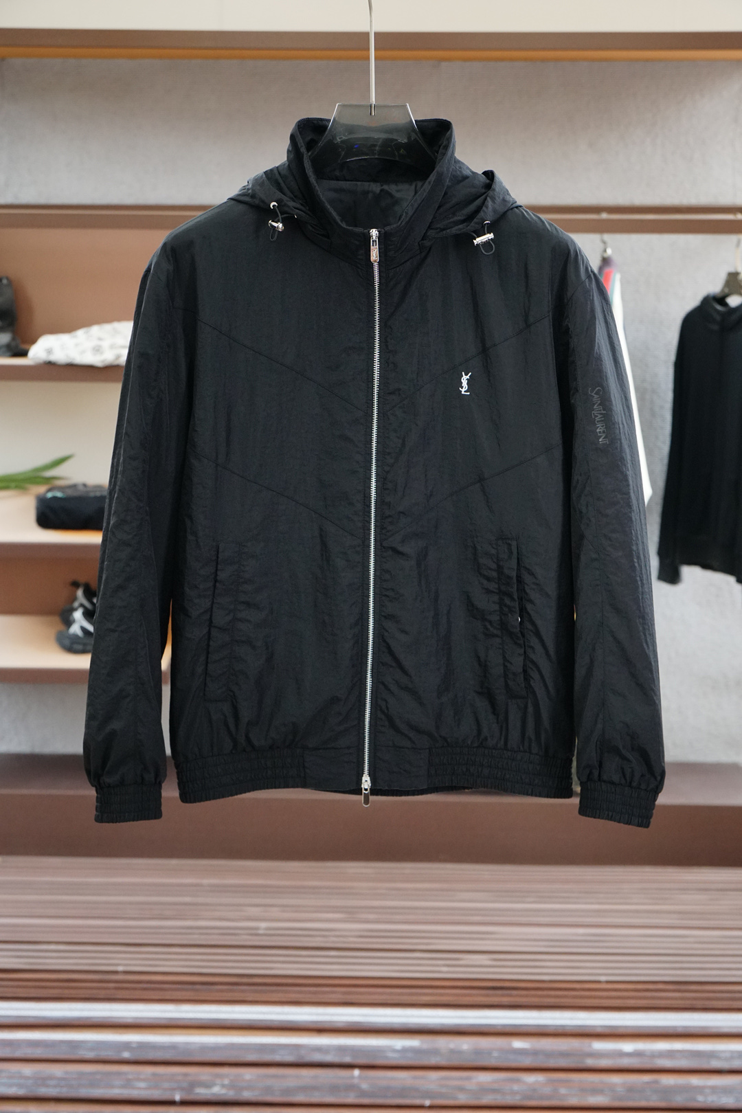 NO:528360,YSL-25 spring and summer new small hooded jacket sun protection clothes, men's work clothes double pocket lightweight nylon jacket. Shanghai Henglong counter order, the official website is released simultaneously. Simple metal snap buckle opening and closing, small stand collar design, strong practical wearability, unique style. Light and thin nylon fiber material, light and hard texture!  Strong fashion and retro style!  Pr*da's eye-catching performance is mainly attributed to the integration of design and modern people's life style. Not only in fabric, color and style, but also in the life philosophy behind its design, just fits the dual mentality of modern people's pursuit of personal practicality and fashion beauty, and achieves a perfect balance before function and aesthetics!  It is not only a manifestation of fashion trends, but also a representative of modern aesthetics!  Very simple and elegant retro style, light and light nylon fiber material, light and smooth texture, not easy to wrinkle, super classy but not lacking intact and naturalness. The oversize style design is more in line with this year's fashion trend, and the duplex pocket and metal triangle logo add a luxurious effect. A perfect product that is retro, fashionable and elegant and luxurious, satisfying your infinite dressing test!  Size M-3XL Color Black, saint laurent,versace,jackets & coats,jackets & coats,hats,alexander wang19860909YSL-25春夏新款小连帽夹克防晒衣,男士工装双口袋轻质尼龙外套.上海恒隆柜台订单,官网同步发售.简洁的金属按扣开合,小立领设计,实穿性强 风格独特.轻薄尼龙纤维材质,质感轻薄硬朗光滑！时尚复古风格浓郁！ Pr*da亮眼的表现主要归功于设计与现代人生活形态水乳相融,不仅在布料,颜色与款式功夫,其设计背后的生活哲学正巧契合现代人追求切身实用与流行美观的双重心态,在机能与美学之前取得完美平衡！不单单是时尚潮流的展现,更是现代美学的代表！ 非常简约大方复古的款式,轻薄尼龙纤维材质,质感轻薄光滑,不易褶皱,超级具有档次感却不失挺括与自然,oversize的版型设计更加贴合今年流行趋势,双工装口袋与金属三角标识加分奢华效果.一款复古时尚与大方奢华的完美臻品 ,满足你的无限穿搭考验！尺码M-3XL 颜色黑色,,saint laurent,versace,jackets & coats,jackets & coats,hats,alexander wang,Men's clothing