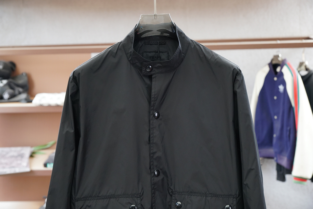 Title: Prada Men’s Light Nylon Jacket with Metal Triangle Detail Summary: Prada’s new men’s jacket features light nylon, metal buttons, and unique wear-out style, blending modern design and - 图片 2