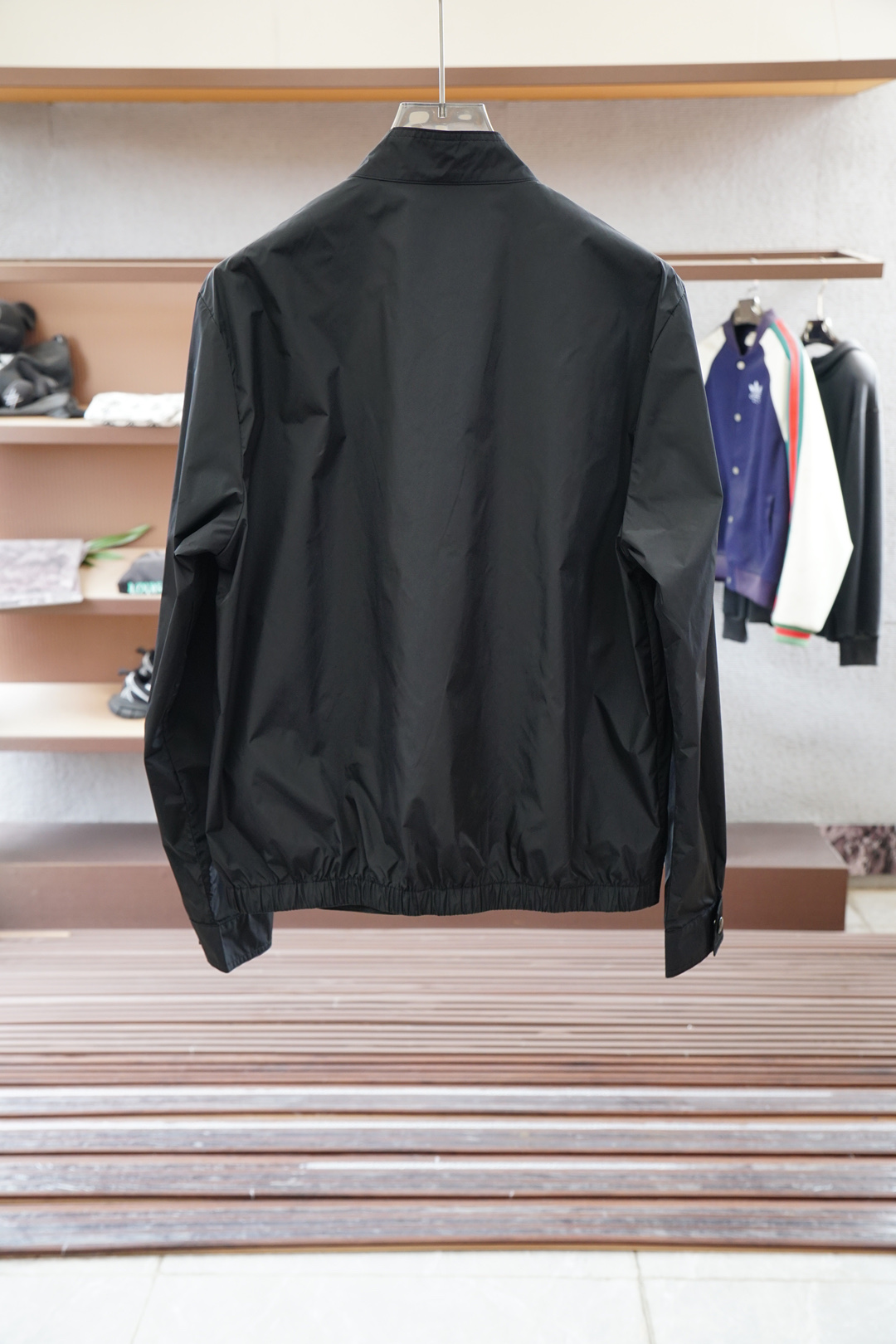 Title: Prada Men’s Light Nylon Jacket with Metal Triangle Detail Summary: Prada’s new men’s jacket features light nylon, metal buttons, and unique wear-out style, blending modern design and - 图片 8