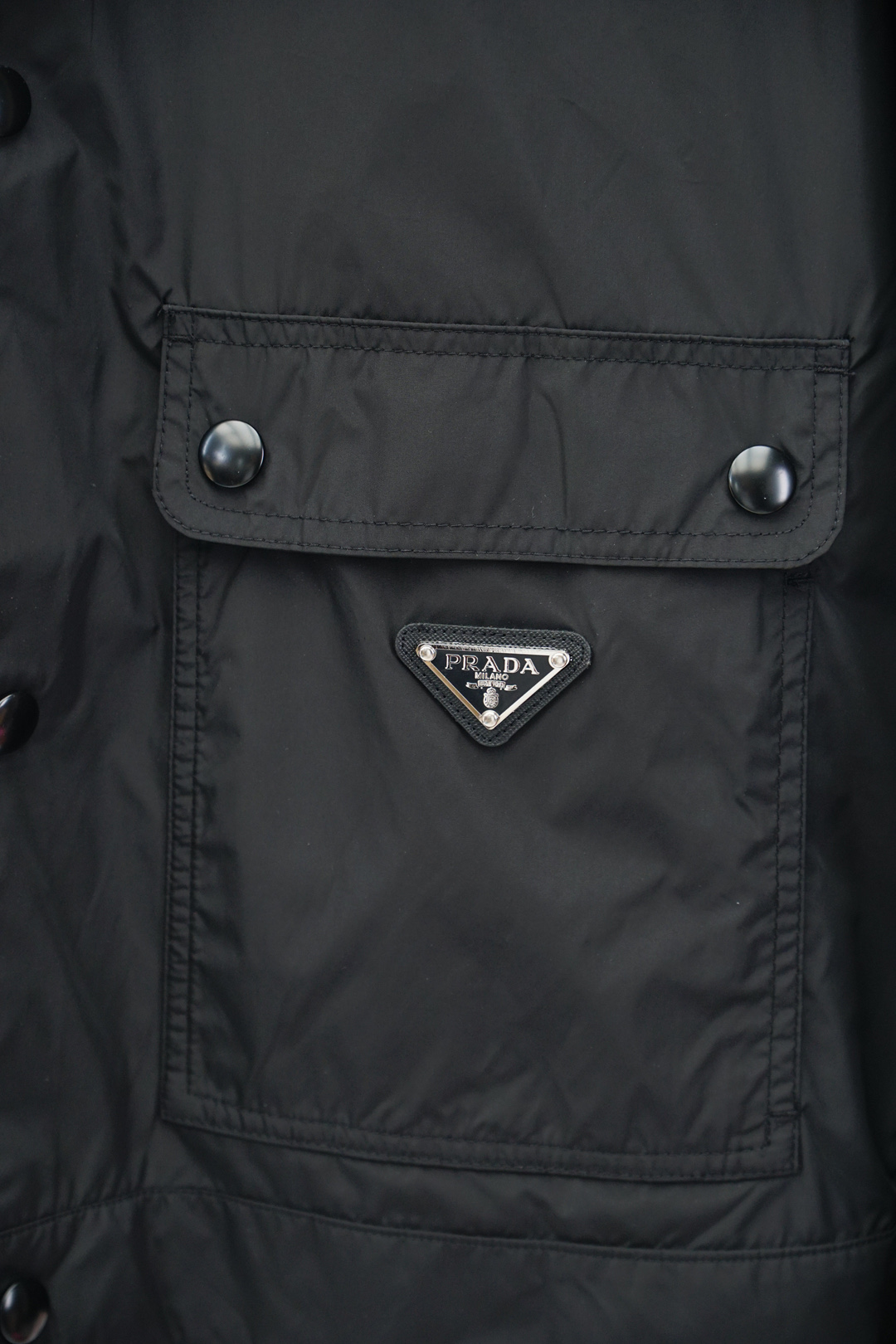 Title: Prada Men’s Light Nylon Jacket with Metal Triangle Detail Summary: Prada’s new men’s jacket features light nylon, metal buttons, and unique wear-out style, blending modern design and - 图片 5