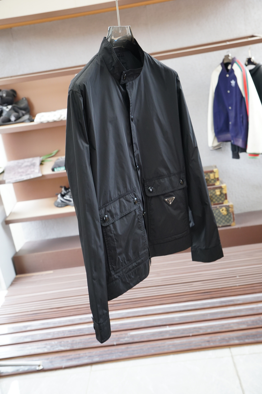 Title: Prada Men’s Light Nylon Jacket with Metal Triangle Detail Summary: Prada’s new men’s jacket features light nylon, metal buttons, and unique wear-out style, blending modern design and - 图片 7