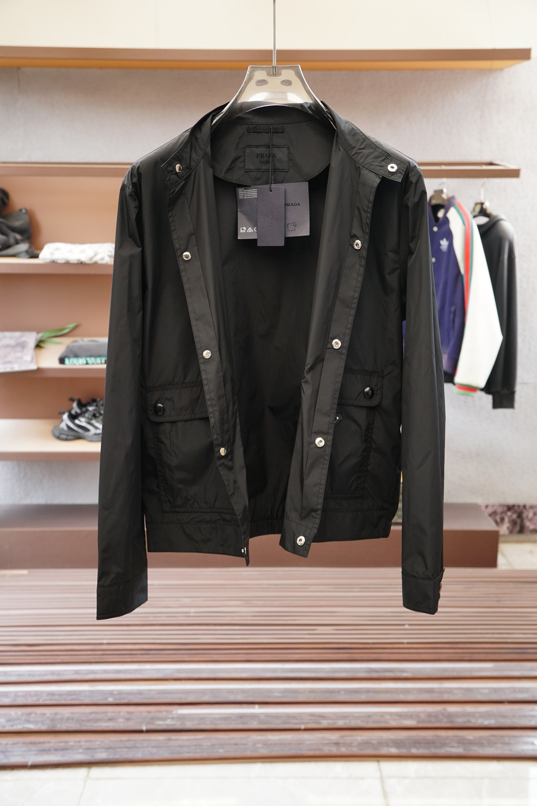 Title: Prada Men’s Light Nylon Jacket with Metal Triangle Detail Summary: Prada’s new men’s jacket features light nylon, metal buttons, and unique wear-out style, blending modern design and - 图片 9