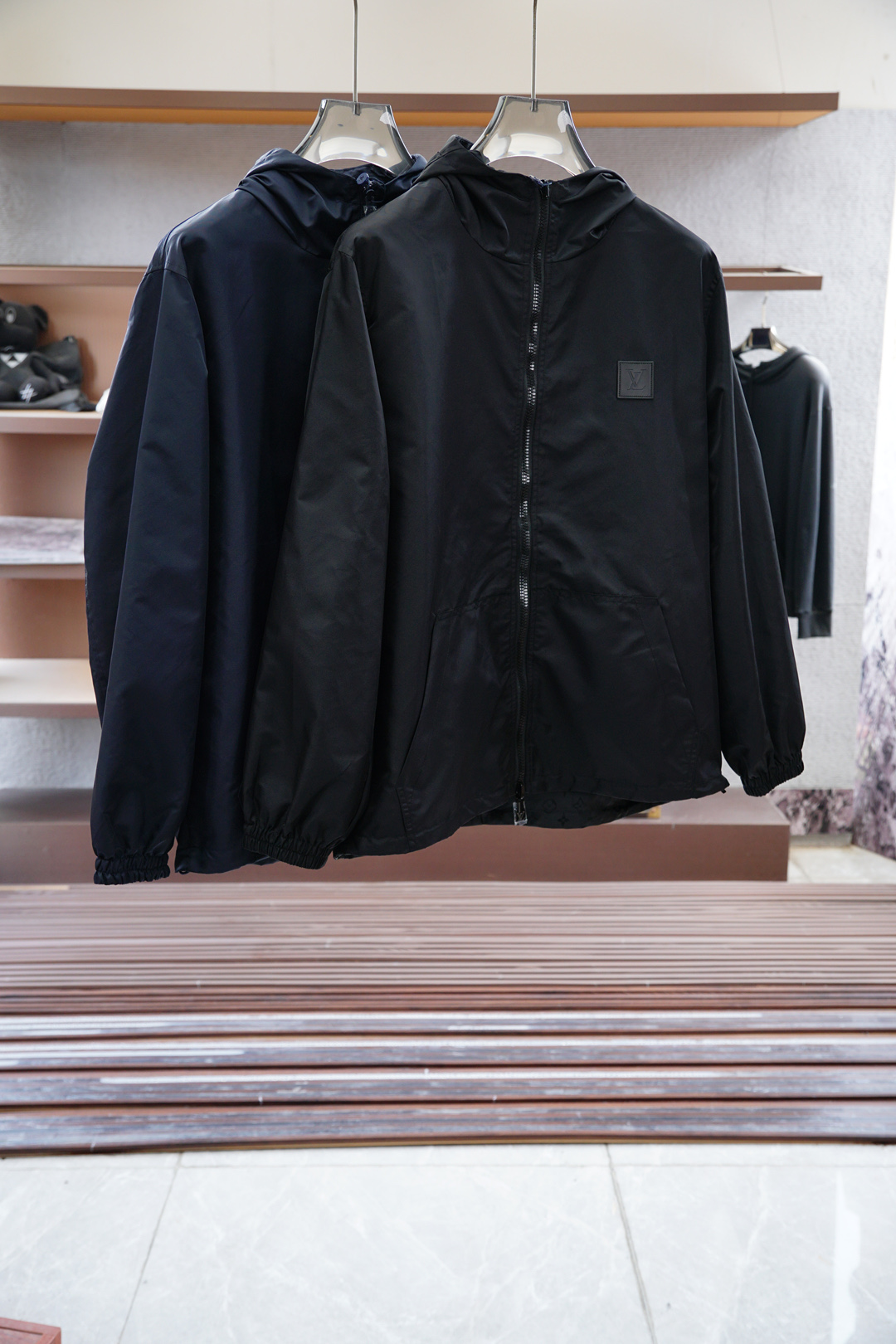 NO:531586,LV, double-sided jacket, pure new men's hood, jacket jacket, high-quality counter fabric, breathable and comfortable, impeccable details, brand element design concept, exquisite workmanship and complex craftsmanship, professional purchasing grade reflects high quality. LZ feels delicate and soft!  It is casually cut, with a great upper body style!  S-XL, the number one big,,,louis vuitton,jackets & coats,jackets & coats,hats,alexander wang19860909LV,双面夹克,开纯新款男士连帽,夹克外套,高定专柜面料 透气舒适度高,细节无可挑剔,品牌元素设计理念,做工考究工艺复杂,专业代购级体现高品质.LZ手感细腻柔软！呈现休闲裁剪,上身版型超赞！ 码数S- XL,偏大一号,,,louis vuitton,jackets & coats,jackets & coats,hats,alexander wang,Men's clothing