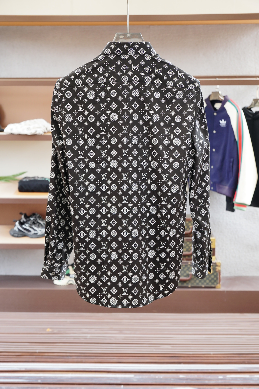 Title: P722LV Louis Vuitton-2025 New High-End Male Shirts Summary Summary: Louis Vuitton’s 2025 male shirts offer clean white designs, youthful fashion - 图片 7