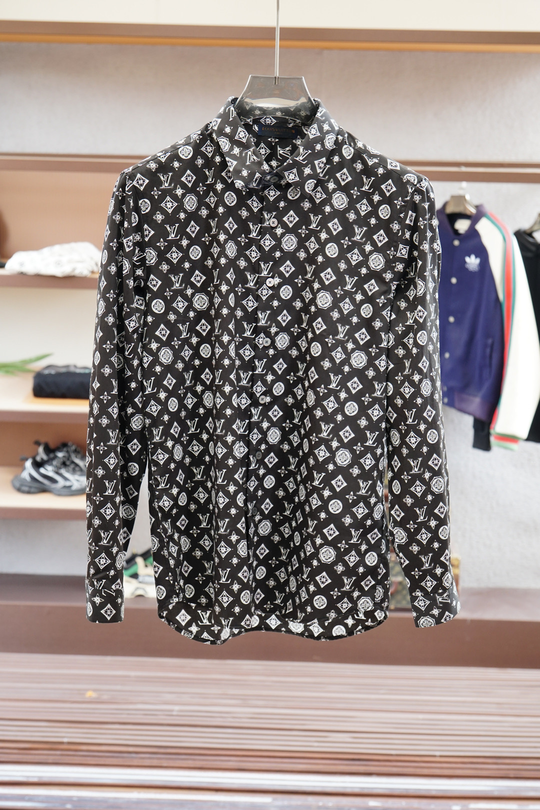 Title: P722LV Louis Vuitton-2025 New High-End Male Shirts Summary Summary: Louis Vuitton’s 2025 male shirts offer clean white designs, youthful fashion