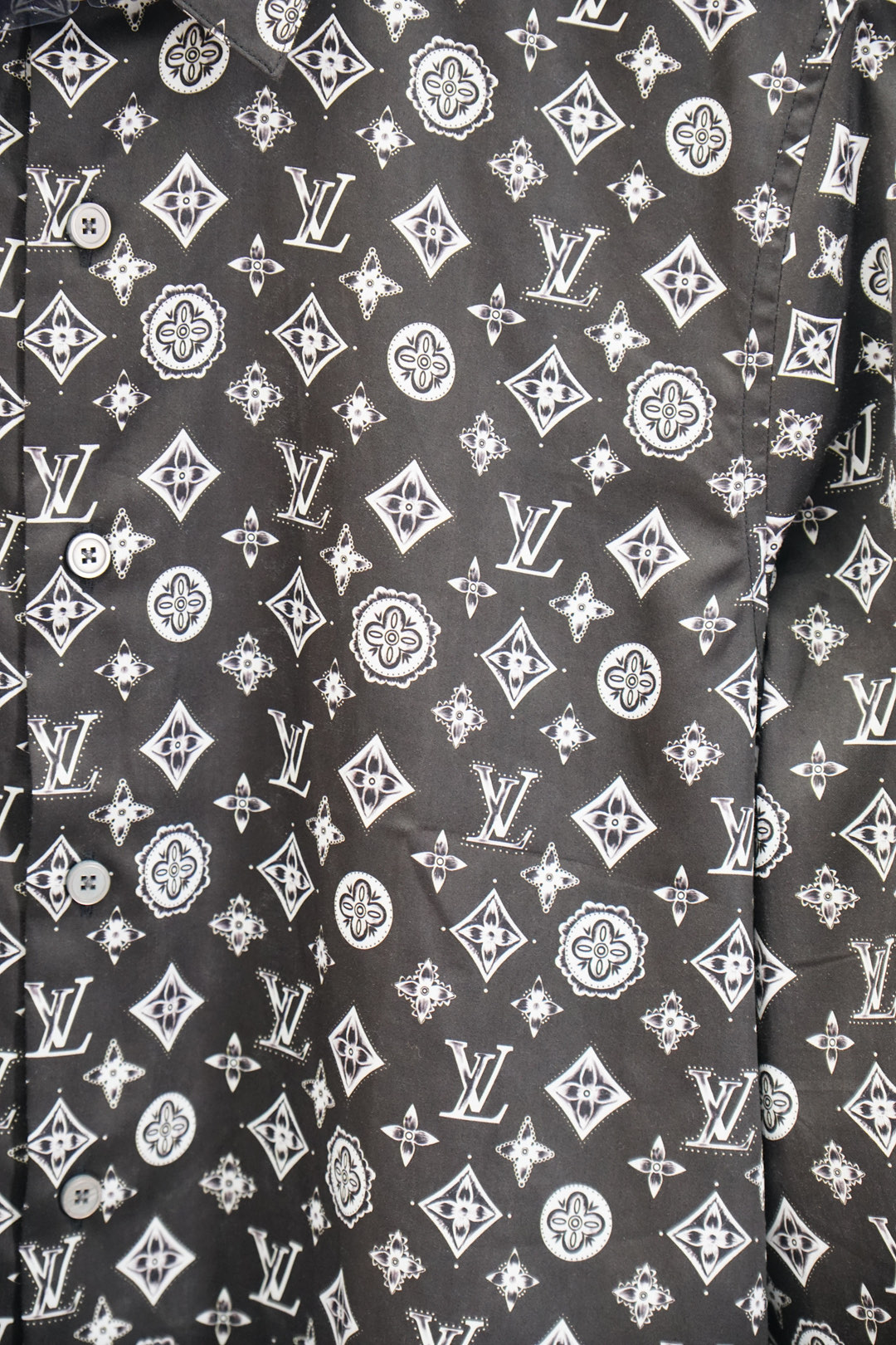 Title: P722LV Louis Vuitton-2025 New High-End Male Shirts Summary Summary: Louis Vuitton’s 2025 male shirts offer clean white designs, youthful fashion - 图片 5