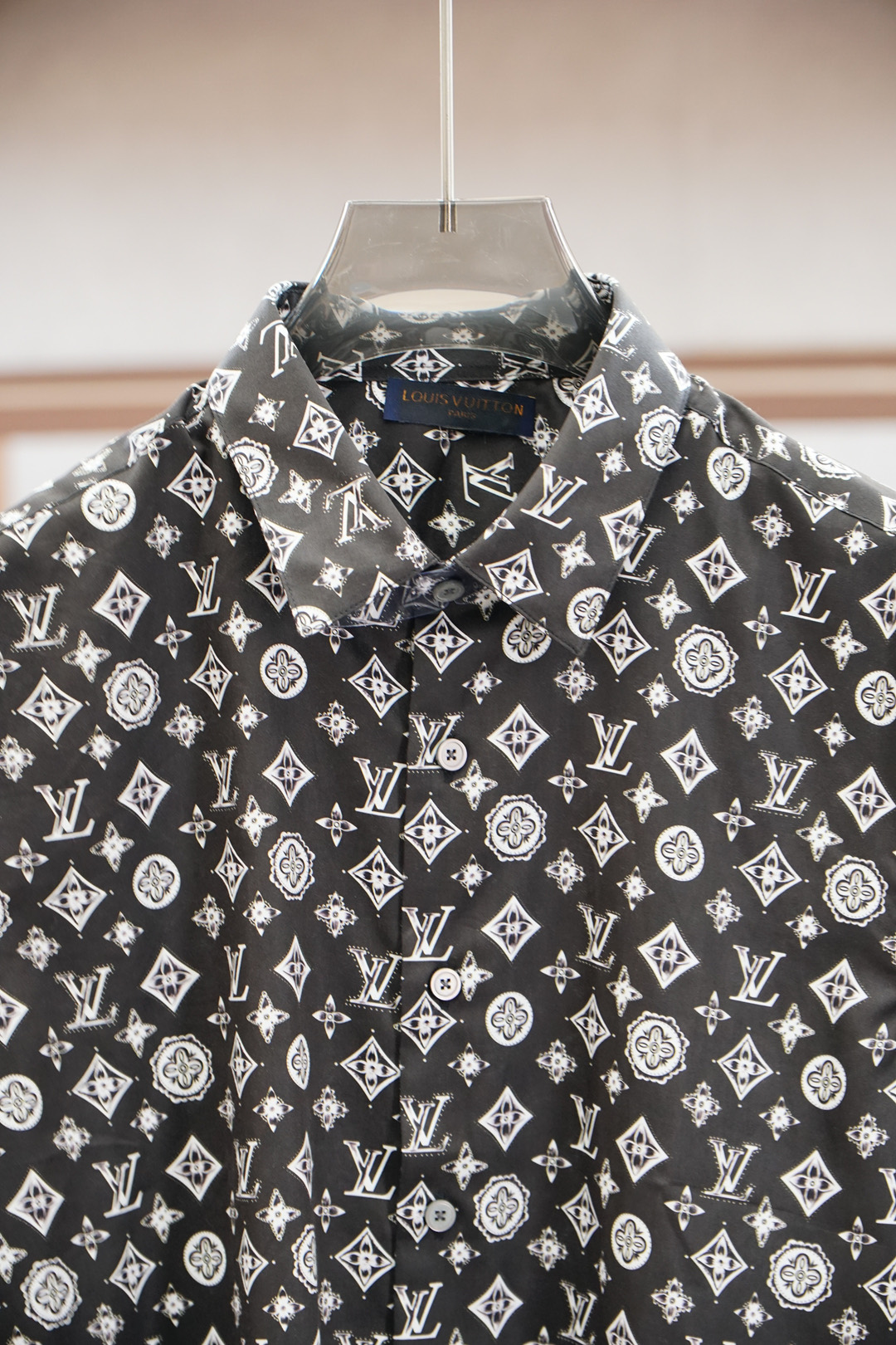 Title: P722LV Louis Vuitton-2025 New High-End Male Shirts Summary Summary: Louis Vuitton’s 2025 male shirts offer clean white designs, youthful fashion - 图片 4