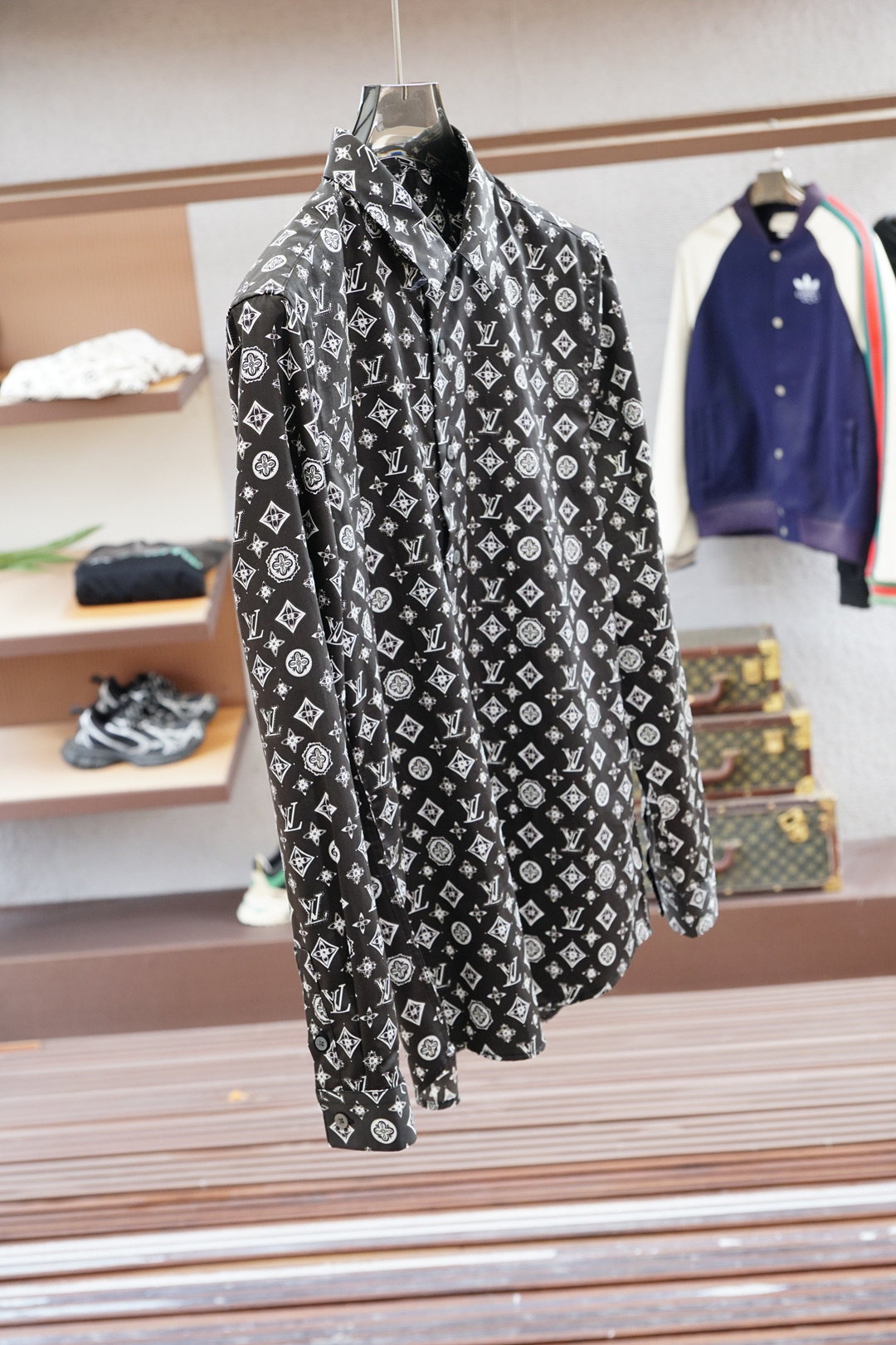 Title: P722LV Louis Vuitton-2025 New High-End Male Shirts Summary Summary: Louis Vuitton’s 2025 male shirts offer clean white designs, youthful fashion - 图片 6