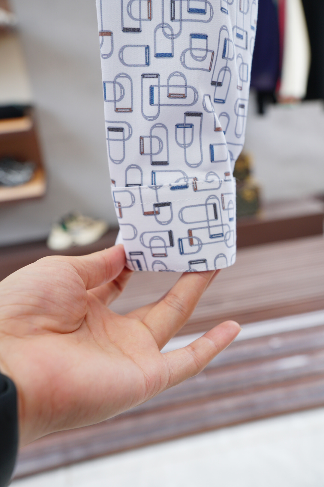 Title: P722Hermes Men’s High-End Shirts with Clean White Designs and Comfortable Fit - 图片 6