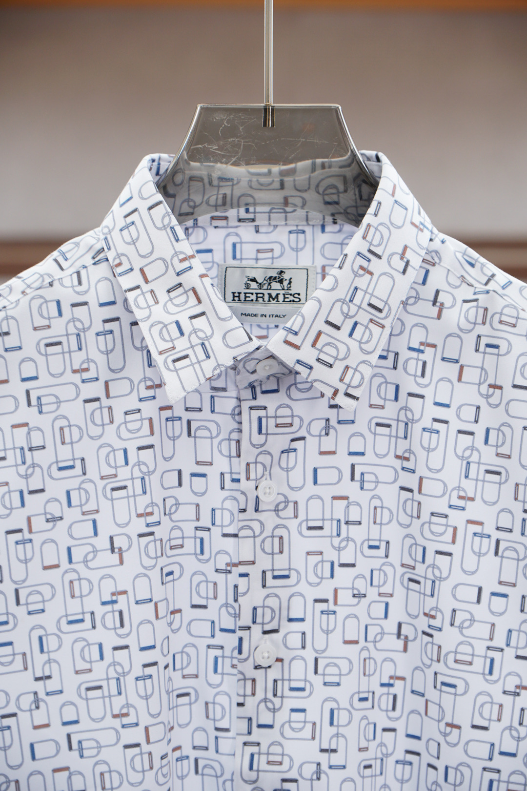 Title: P722Hermes Men’s High-End Shirts with Clean White Designs and Comfortable Fit - 图片 3