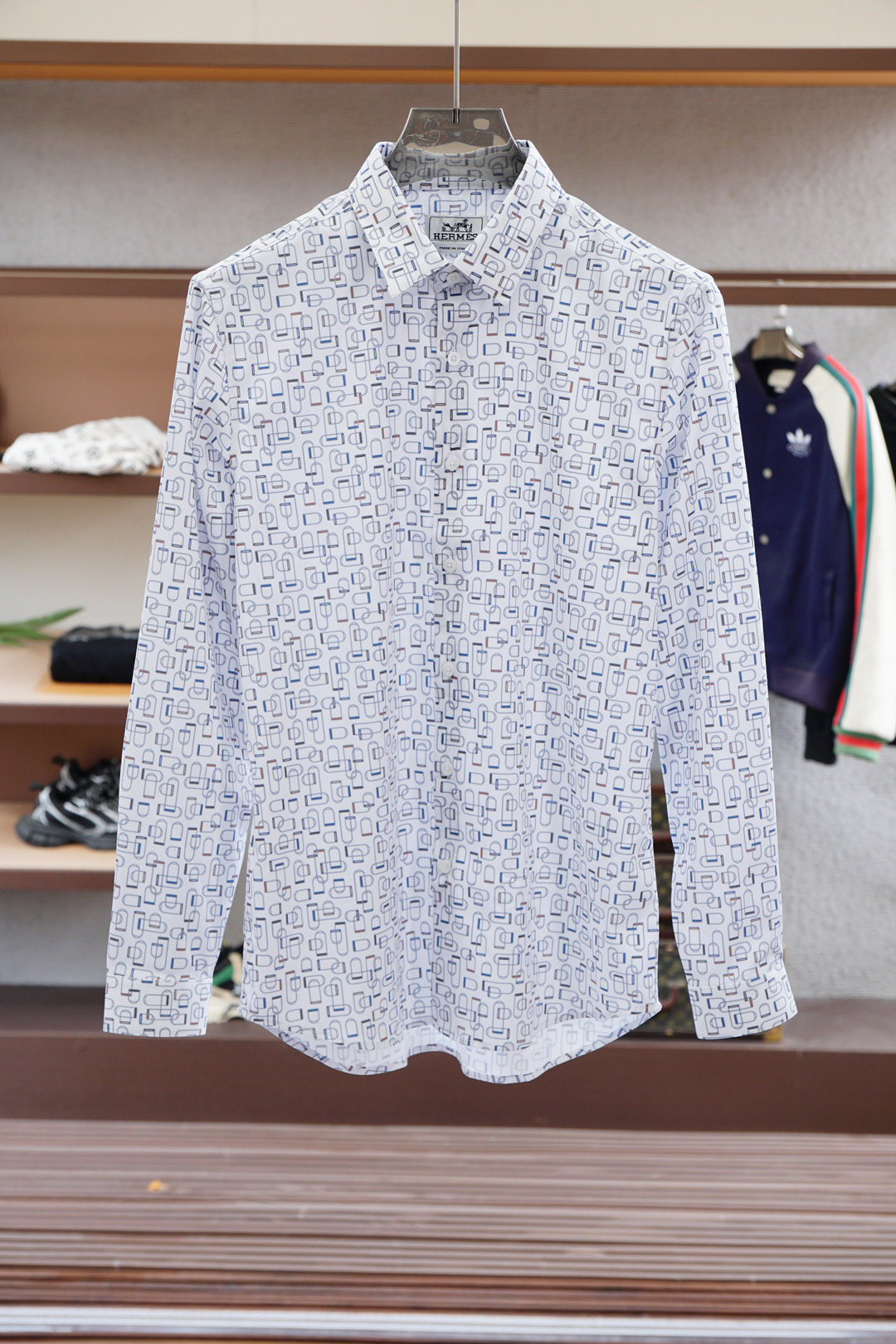 Title: P722Hermes Men’s High-End Shirts with Clean White Designs and Comfortable Fit - 图片 1