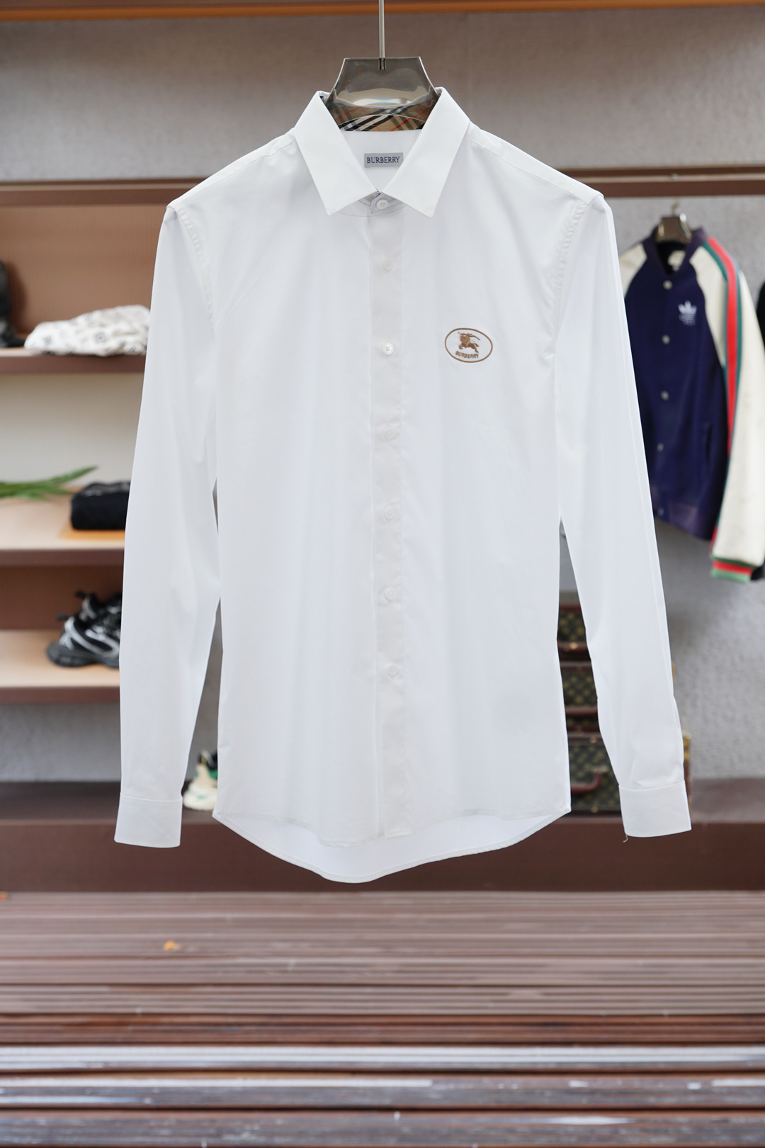 NO:524134,BBR Burberry/2025 new product, on sale, fashionable high-end men's shirt, pure white design is clean and neat, chairman's elite must-have series, comfortable and relaxed without losing the sense of atmosphere, small standing collar positioning design breaks the traditional constraints, and has a more youthful and fashionable flavor, embroidered logo design, more brand recognition, imported top high density 100 points high-quality Pima cotton cotton skin-friendly and comfortable, very delicate to the touch, good texture, cool and breathable, and not easy to wrinkle. It is a good one, and it is completely fine to wear inside alone. If you like it, you can stock up in advance!  Hurry up and grab it. Size (M-XXX L) pick up the next day., burberry, alexander wang19860909BBR巴宝莉/2025新品 专柜在售 时尚高端男装衬衣,纯白色设计干净利落整洁,董事长精英必备系列,舒适松弛又不失大气感,小立领定位设计打破传统束缚,更具年轻时尚味道,刺绣Logo设计,更具品牌辨识度,进口顶极高密度100分优质皮马棉棉亲肤舒适 摸上去非常的细腻,质感很好,凉爽透气,不易起皱,不错的一款,内搭单穿都完全没问题,喜欢的亲也可以提早囤货！赶紧下手抢吧.尺码（M-XXX L）隔天取货.,,burberry,alexander wang,Men's clothing