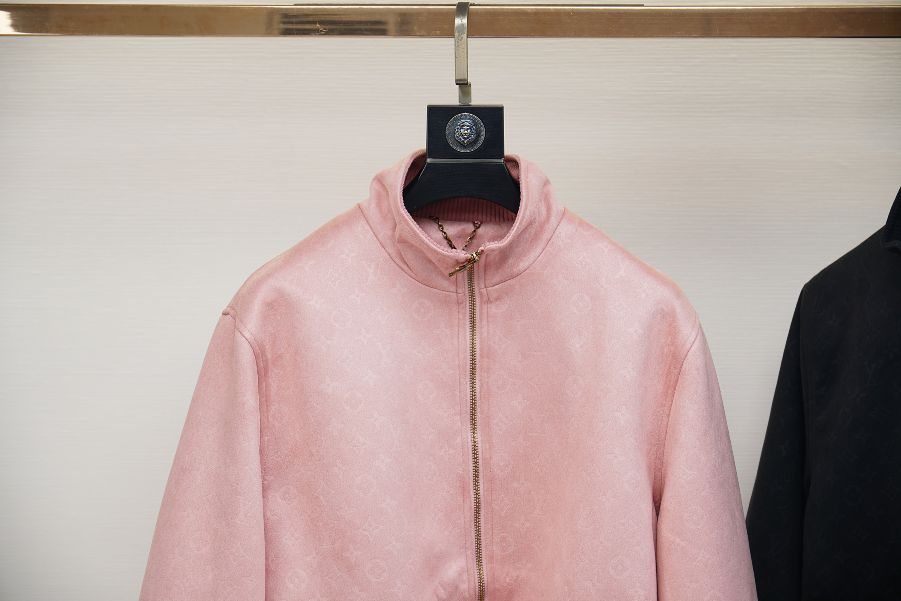 “Louis Vuitton Men’s Baseball Collar Jacket: High-End Design, Comfort, Quality, and Style – M-XXL Sizes Available” - 图片 3
