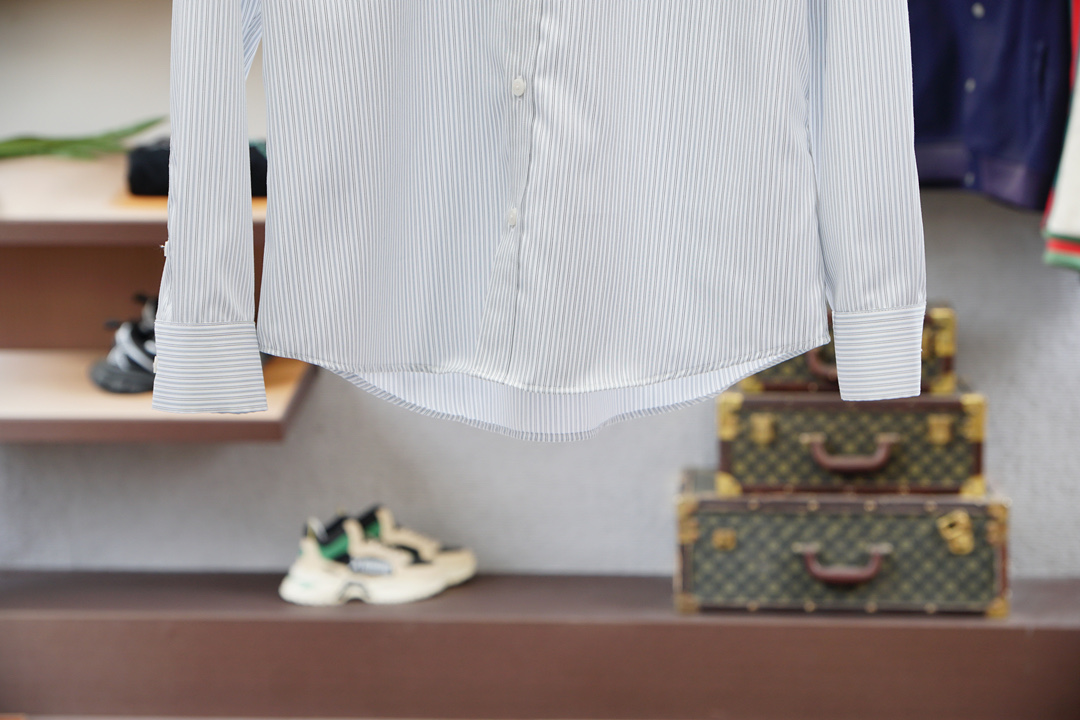 “High-End Men’s White Shirts with Embroidered Logo: Comfortable, Stylish, and Wrinkle-Resistant” - 图片 3