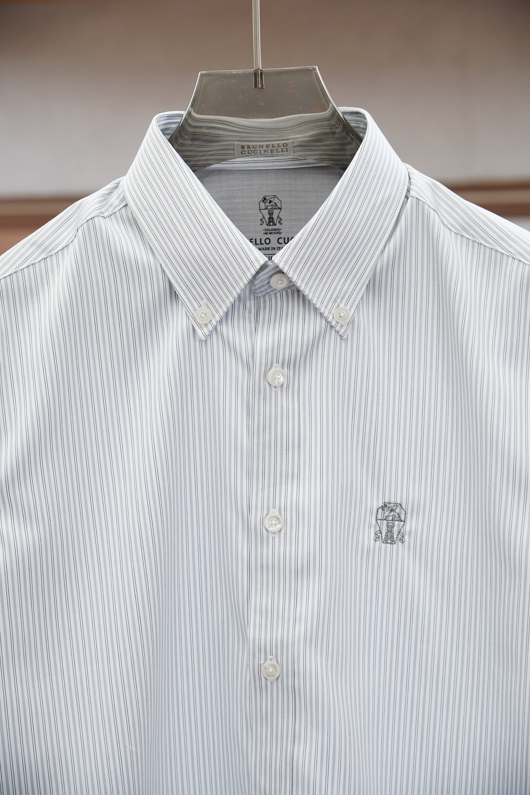 “High-End Men’s White Shirts with Embroidered Logo: Comfortable, Stylish, and Wrinkle-Resistant” - 图片 4