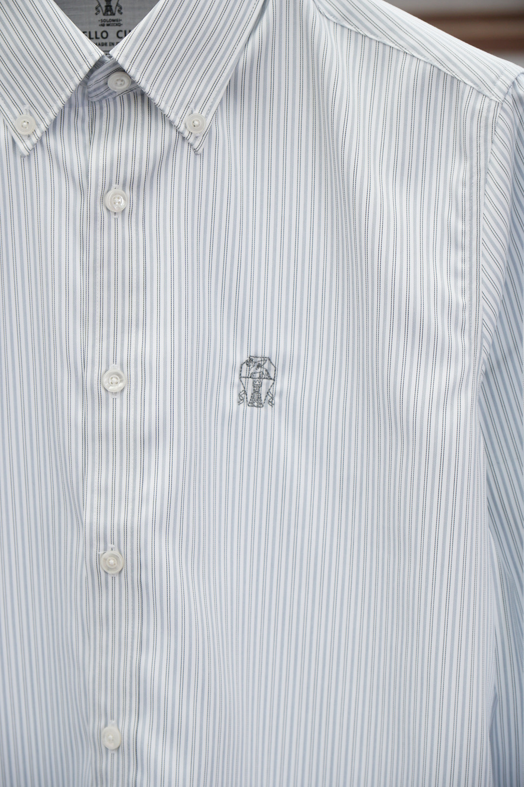 “High-End Men’s White Shirts with Embroidered Logo: Comfortable, Stylish, and Wrinkle-Resistant” - 图片 5