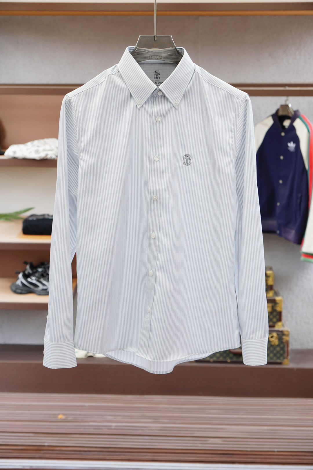 “High-End Men’s White Shirts with Embroidered Logo: Comfortable, Stylish, and Wrinkle-Resistant” - 图片 1
