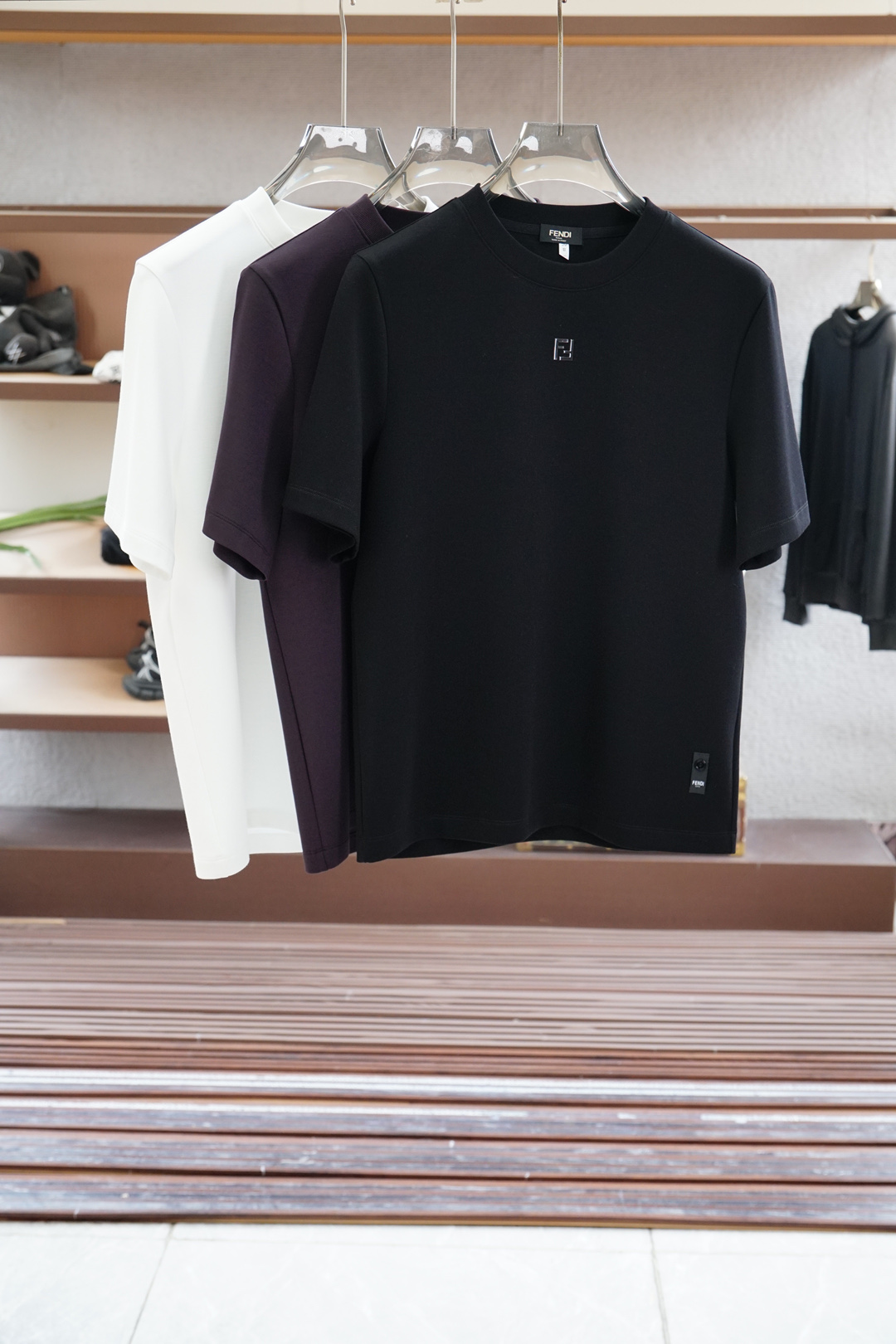 NO:525128,Fendi/High-end ready-to-wear 2025 Autumn and Winter Basement Series!  Mature men, light-client men, favorite styles, the most classic, clean color commuting, versatile and handsome round neck short-sleeved base shirt, the consistent good style, imported original double mercerized cotton, soft fabric, elastic and delicate, basic base shirts are indispensable in men's wardrobe, and can be matched with various clothing anytime and anywhere to meet your daily life needs. The fabrics and factories we choose are all used by first-tier brands, and the clothes are very simple and low-key designs. Dear, buy them quickly!  Size M-XX L (model 173120 jin M), fendi, fendi, T-shirt, alexander wang19860909Fendi 芬迪/高级成衣 2025秋冬打底系列！熟男 轻熟男 最爱款式 最经典净色通勤百搭帅气的圆领短袖打底衫 一贯的好版型 进口原版双丝光棉 面料柔软 弹性细腻 男人的衣柜都少不了基础打底衫 随时随地都可以拿来搭配各种服饰 满足您日常生活需求 .我们所选择的面料及工厂都是一线品牌所使用的 ,衣服设计非常的简洁 ,很是低调的设计 亲们赶紧入手！尺码M-XX L（模特173120斤M）,,fendi,fendi,T-shirt,alexander wang,Men's clothing