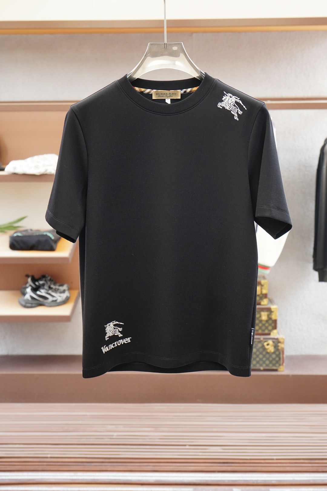 NO:547416,BBR Burberry/High-end ready-to-wear 2025 Autumn and Winter Basement Series!  Mature men, light-client men, favorite styles, the most classic, clean color commuting, versatile and handsome round neck short-sleeved base shirt, the consistent good style, imported original double mercerized cotton, soft fabric, elastic and delicate, basic base shirts are indispensable in men's wardrobe, and can be matched with various clothing anytime and anywhere to meet your daily life needs. The fabrics and factories we choose are all used by first-tier brands, and the clothes are very simple and low-key designs. Dear, buy them quickly!  Size M-XX L (model 173120 catties M), Burberry, T-shirt, alexander wang19860909BBR 巴宝莉/高级成衣 2025秋冬打底系列！熟男 轻熟男 最爱款式 最经典净色通勤百搭帅气的圆领短袖打底衫 一贯的好版型 进口原版双丝光棉 面料柔软 弹性细腻 男人的衣柜都少不了基础打底衫 随时随地都可以拿来搭配各种服饰 满足您日常生活需求 .我们所选择的面料及工厂都是一线品牌所使用的 ,衣服设计非常的简洁 ,很是低调的设计 亲们赶紧入手！尺码M-XX L（模特173120斤M）,,burberry,T-shirt,alexander wang,Men's clothing