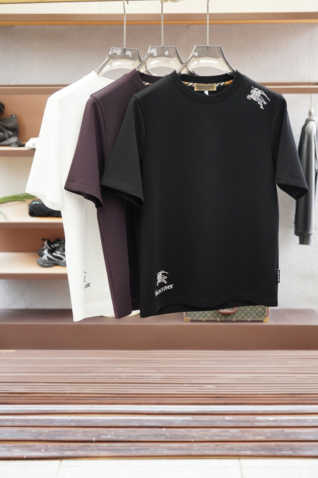 NO:525131,BBR Burberry/High-end ready-to-wear 2025 Autumn and Winter Basement Series!  Mature men, light-client men, favorite styles, the most classic, clean color commuting, versatile and handsome round neck short-sleeved base shirt, the consistent good style, imported original double mercerized cotton, soft fabric, elastic and delicate, basic base shirts are indispensable in men's wardrobe, and can be matched with various clothing anytime and anywhere to meet your daily life needs. The fabrics and factories we choose are all used by first-tier brands, and the clothes are very simple and low-key designs. Dear, buy them quickly!  Size M-XX L (model 173120 catties M), Burberry, T-shirt, alexander wang19860909BBR 巴宝莉/高级成衣 2025秋冬打底系列！熟男 轻熟男 最爱款式 最经典净色通勤百搭帅气的圆领短袖打底衫 一贯的好版型 进口原版双丝光棉 面料柔软 弹性细腻 男人的衣柜都少不了基础打底衫 随时随地都可以拿来搭配各种服饰 满足您日常生活需求 .我们所选择的面料及工厂都是一线品牌所使用的 ,衣服设计非常的简洁 ,很是低调的设计 亲们赶紧入手！尺码M-XX L（模特173120斤M）,,burberry,T-shirt,alexander wang,Men's clothing