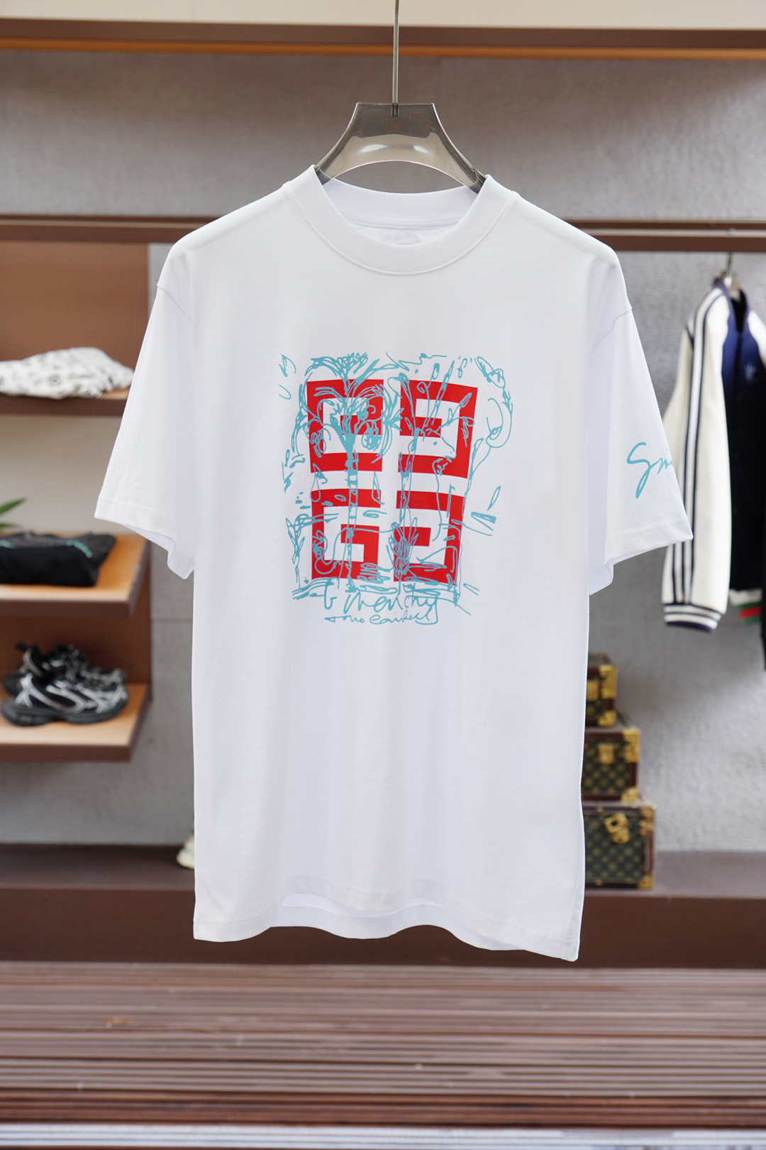 
2025ss系列新品🎉🎉💐
纪梵希/男士短袖👍🏼时尚经典圆领设计！奢华品牌字母LOGO搭配！高级定制百