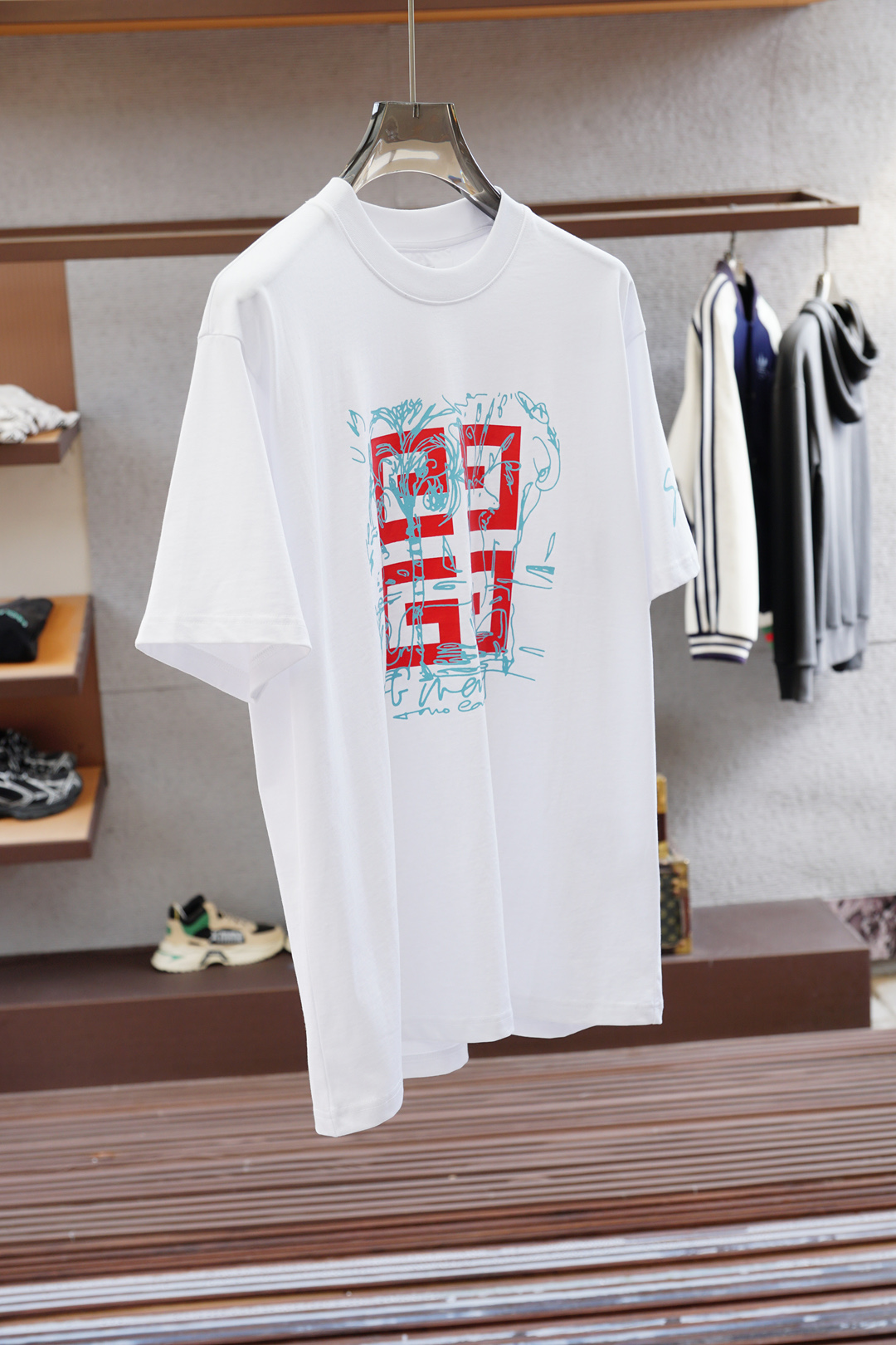 
2025ss系列新品🎉🎉💐
纪梵希/男士短袖👍🏼时尚经典圆领设计！奢华品牌字母LOGO搭配！高级定制百