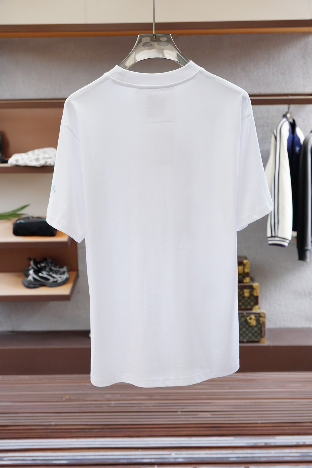 
2025ss系列新品🎉🎉💐
纪梵希/男士短袖👍🏼时尚经典圆领设计！奢华品牌字母LOGO搭配！高级定制百