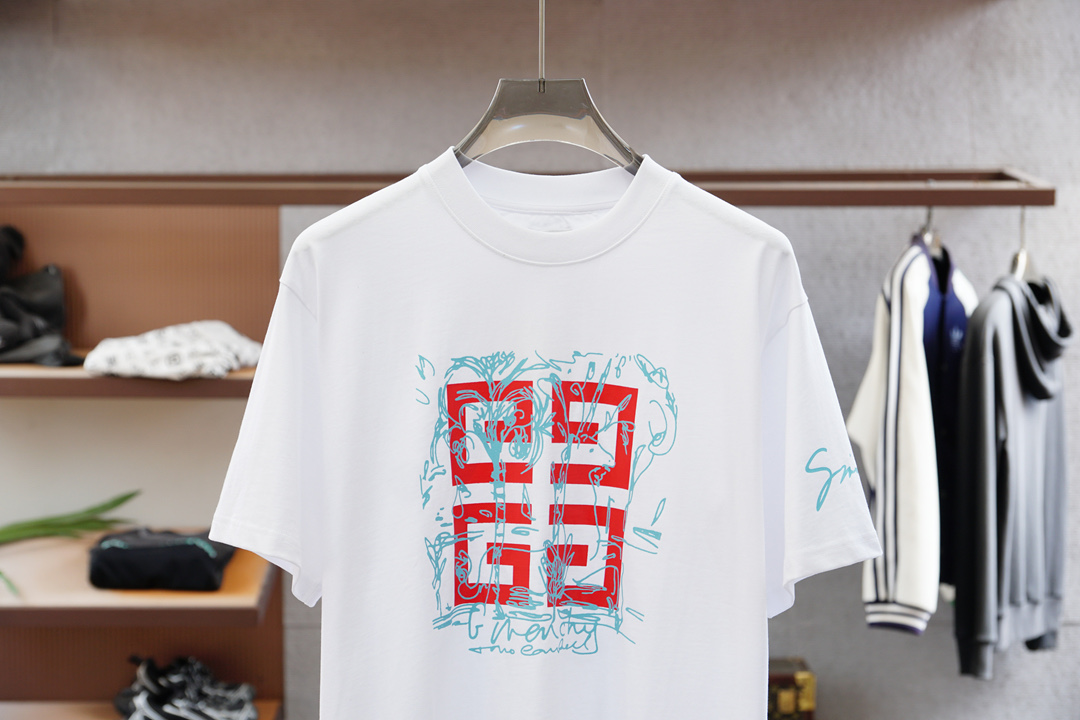 
2025ss系列新品🎉🎉💐
纪梵希/男士短袖👍🏼时尚经典圆领设计！奢华品牌字母LOGO搭配！高级定制百