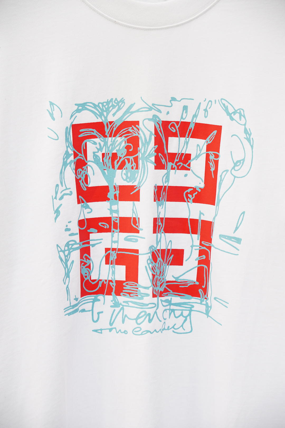 
2025ss系列新品🎉🎉💐
纪梵希/男士短袖👍🏼时尚经典圆领设计！奢华品牌字母LOGO搭配！高级定制百