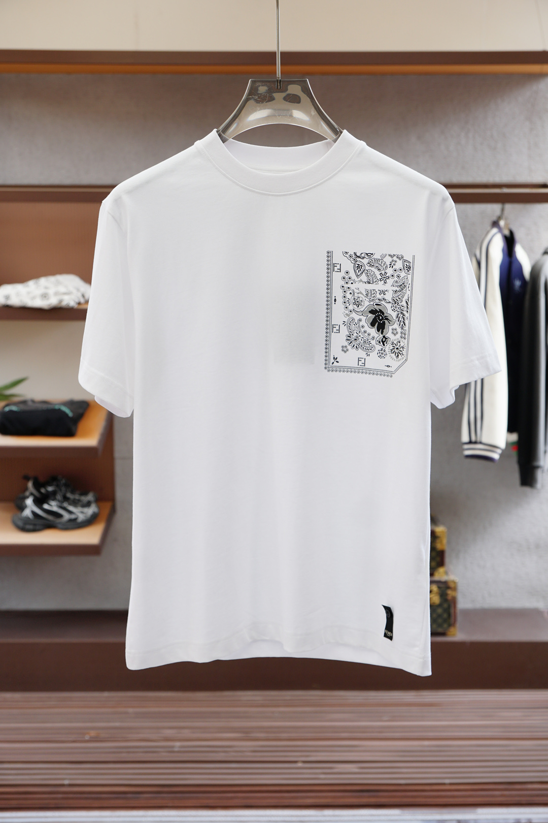 
2025ss系列新品🎉🎉💐
Fendi 芬迪/男士短袖👍🏼时尚经典圆领设计！奢华品牌字母LOGO搭配！