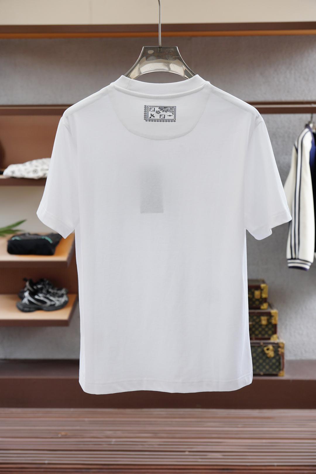 
2025ss系列新品🎉🎉💐
Fendi 芬迪/男士短袖👍🏼时尚经典圆领设计！奢华品牌字母LOGO搭配！