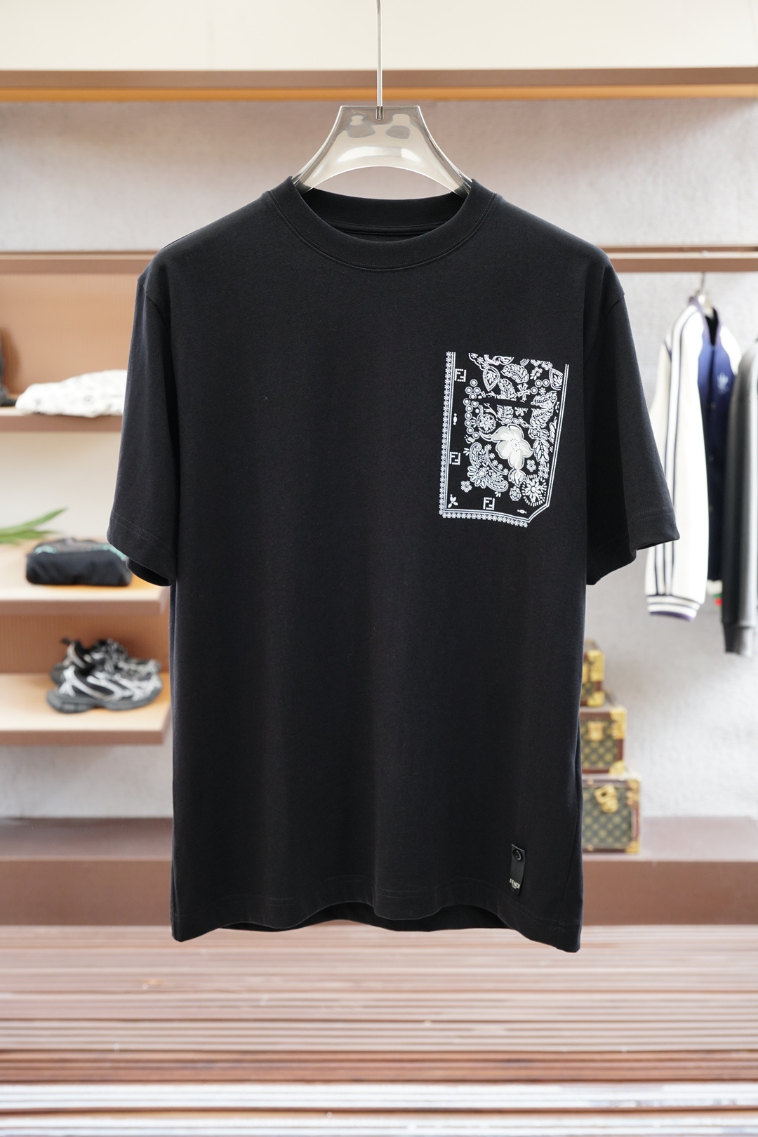 
2025ss系列新品🎉🎉💐
Fendi 芬迪/男士短袖👍🏼时尚经典圆领设计！奢华品牌字母LOGO搭配！