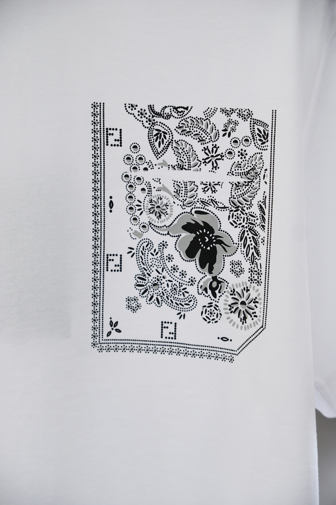 
2025ss系列新品🎉🎉💐
Fendi 芬迪/男士短袖👍🏼时尚经典圆领设计！奢华品牌字母LOGO搭配！