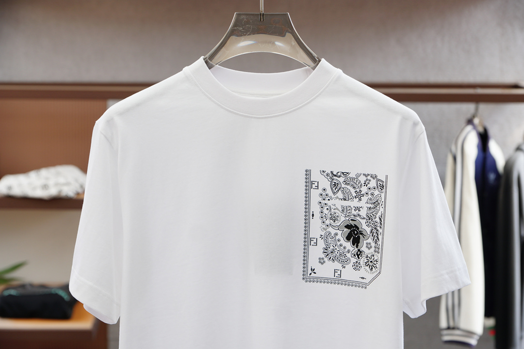 
2025ss系列新品🎉🎉💐
Fendi 芬迪/男士短袖👍🏼时尚经典圆领设计！奢华品牌字母LOGO搭配！