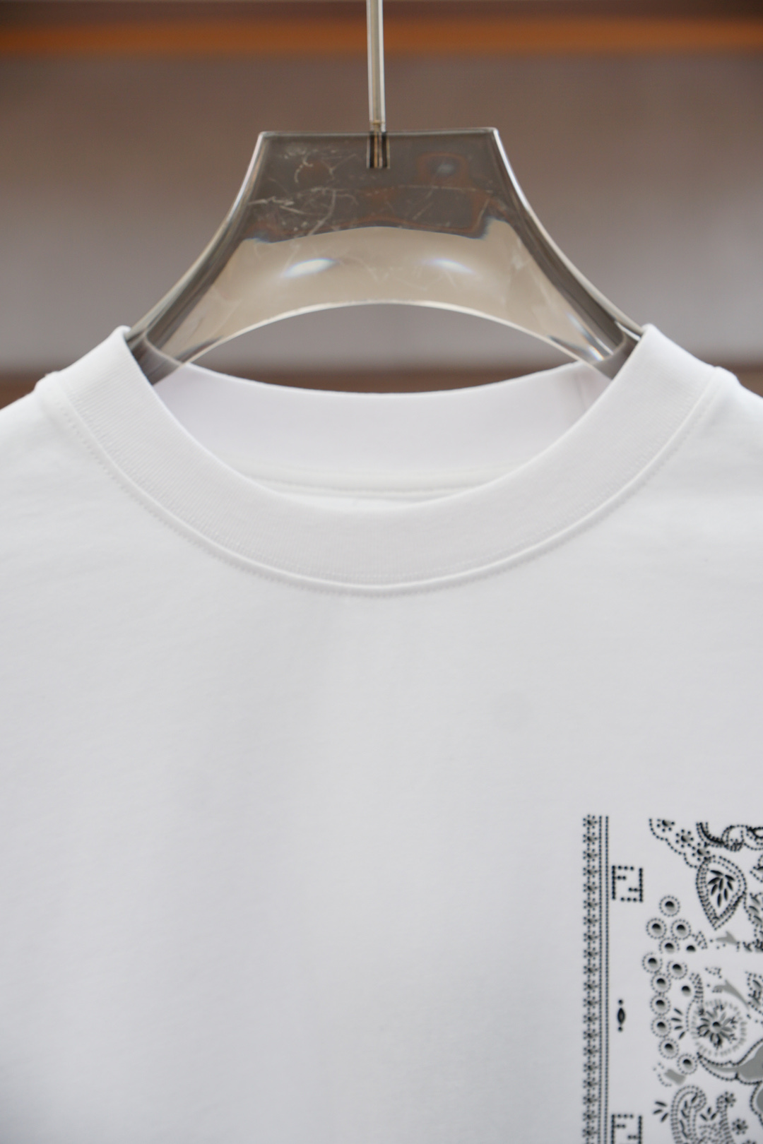 
2025ss系列新品🎉🎉💐
Fendi 芬迪/男士短袖👍🏼时尚经典圆领设计！奢华品牌字母LOGO搭配！