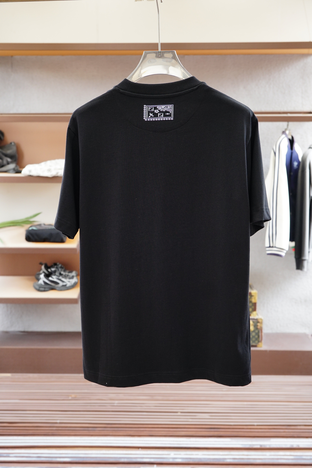 
2025ss系列新品🎉🎉💐
Fendi 芬迪/男士短袖👍🏼时尚经典圆领设计！奢华品牌字母LOGO搭配！