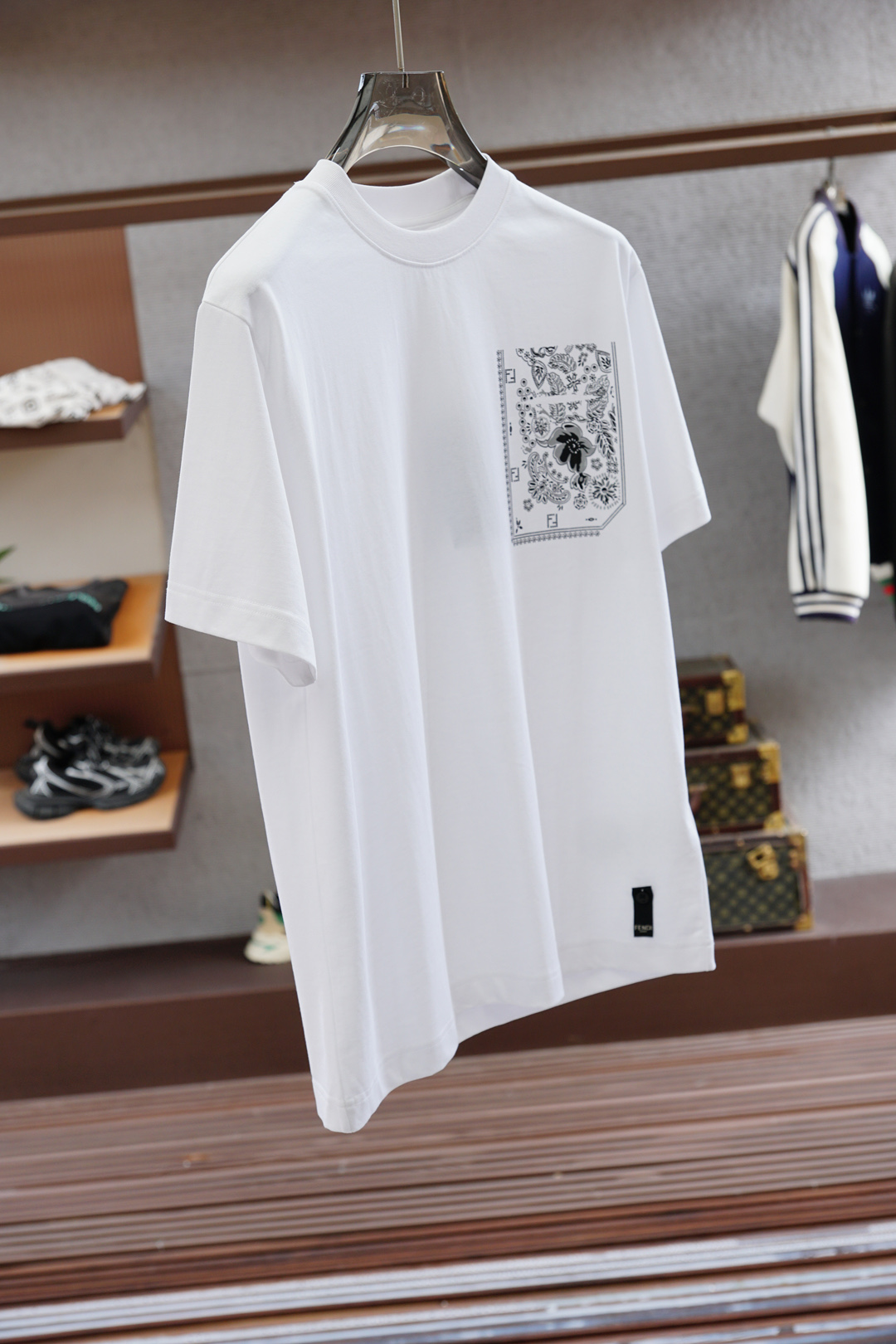 
2025ss系列新品🎉🎉💐
Fendi 芬迪/男士短袖👍🏼时尚经典圆领设计！奢华品牌字母LOGO搭配！