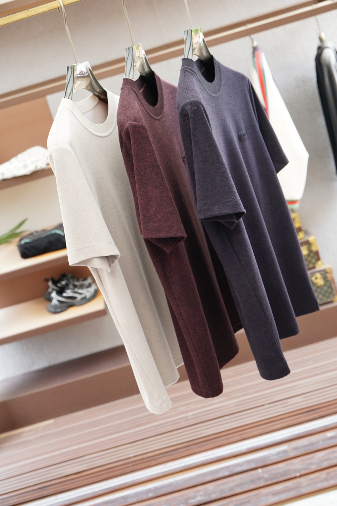 NO:526220,Miao Miao/2025ssHK counters are equipped with new short-sleeved Tennis acetate knitted fabric, customized rib lapel, integrated kick knitted, a must-have item for high-end people, those who know the goods come to compare the counter. Code number M-3xL, T-shirt, alexander wang19860909缪缪/2025ssHK专柜同款同步上新短袖醋酸天丝针织面料 定制罗纹翻领 一体起脚针织 高端人士必备单品,懂货的来欢迎对比专柜 .码数M-3xL,,T-shirt,alexander wang,Men's clothing