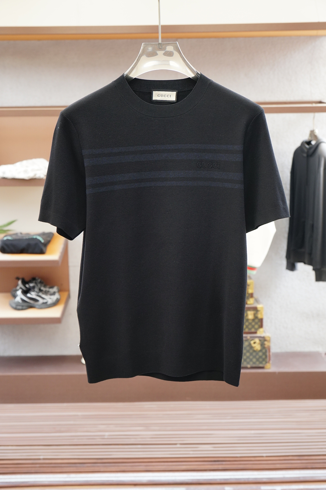 NO:538054,Gucci 2025ss autumn and winter counters are available in the same style as the same style as the new short-sleeved Tensile acetate wool knitted fabric, integrated kick knitted, a must-have item for high-end people, those who know the goods are welcome to compare the counter. Code number M-3xL, gucci, T-shirt, alexander wang19860909Gucci 古奇2025ss秋冬专柜同款同步上新短袖醋酸天丝羊毛针织面料 一体起脚针织 高端人士必备单品,懂货的来欢迎对比专柜 .码数M-3xL,,gucci,T-shirt,alexander wang,Men's clothing