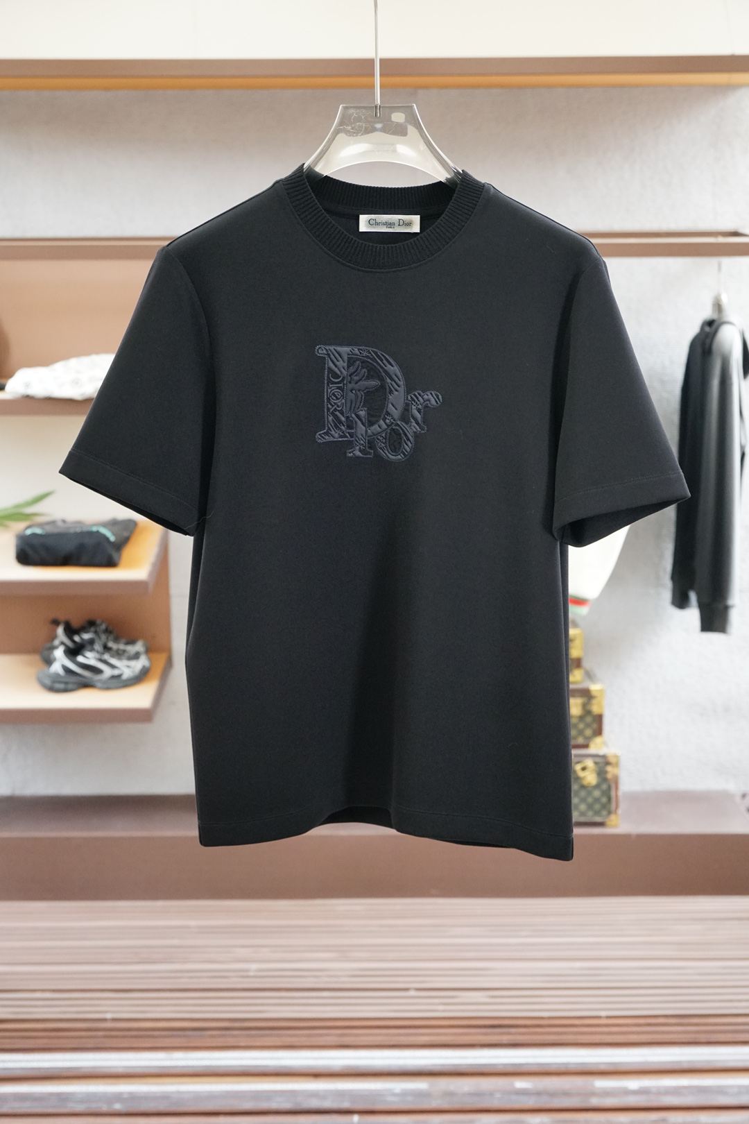 NO:526226,Dior/2025ssHK counters are equipped with new short-sleeved tensile acetate knitted fabric, customized rib lapel, integrated foot knitted, a must-have item for high-end people, those who know the goods are welcome to compare the counter. Code number M-3xL,,dior,T-shirt,alexander wang19860909迪奥/2025ssHK专柜同款同步上新短袖醋酸天丝针织面料 定制罗纹翻领 一体起脚针织 高端人士必备单品,懂货的来欢迎对比专柜 .码数M-3xL,,dior,T-shirt,alexander wang,Men's clothing