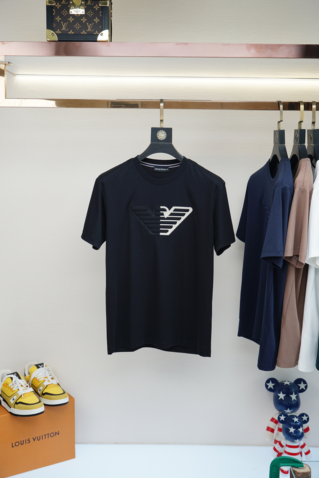 P578 阿玛尼-🌸高级成衣 2025新年打底订单系列！熟男 轻熟男 最爱款式 最经典净色通勤百搭帅气的圆领短袖打底衫 一贯的好版型 进口原版加厚双丝光棉 面料柔软 弹性细腻 男人的衣柜都少不了基础打底衫 随时随地都可以拿来搭配各种服饰 满足您日常生活需求 。我们所选择的面料及工厂都是一线品牌所使用的 ，衣服设计非常的简洁 ，LOGO标织 很是低调的设计 亲们赶紧入手！尺码：M-XX XXL（模特173120斤M） - 图片 1