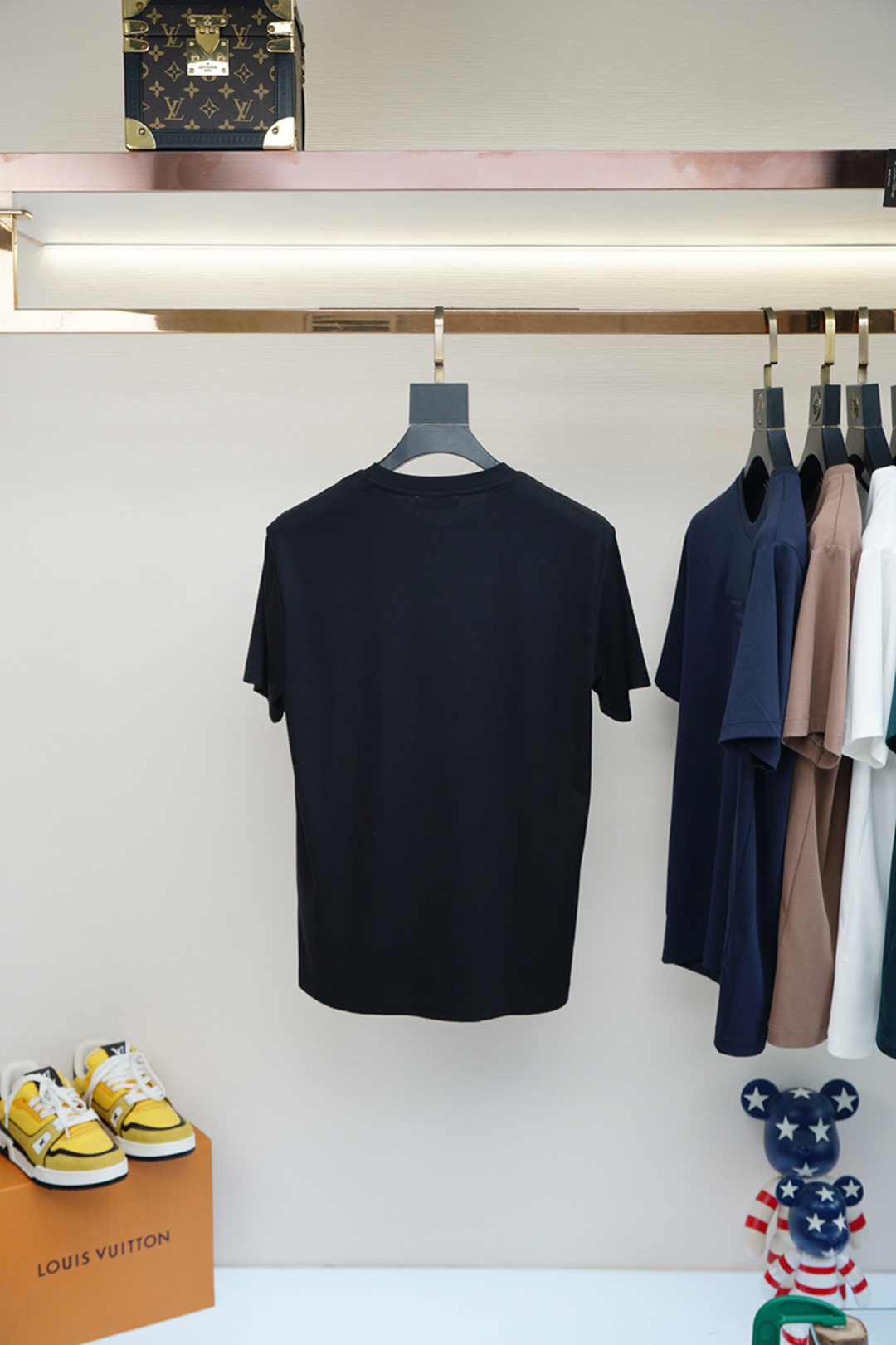 P578 阿玛尼-🌸高级成衣 2025新年打底订单系列！熟男 轻熟男 最爱款式 最经典净色通勤百搭帅气的圆领短袖打底衫 一贯的好版型 进口原版加厚双丝光棉 面料柔软 弹性细腻 男人的衣柜都少不了基础打底衫 随时随地都可以拿来搭配各种服饰 满足您日常生活需求 。我们所选择的面料及工厂都是一线品牌所使用的 ，衣服设计非常的简洁 ，LOGO标织 很是低调的设计 亲们赶紧入手！尺码：M-XX XXL（模特173120斤M） - 图片 2