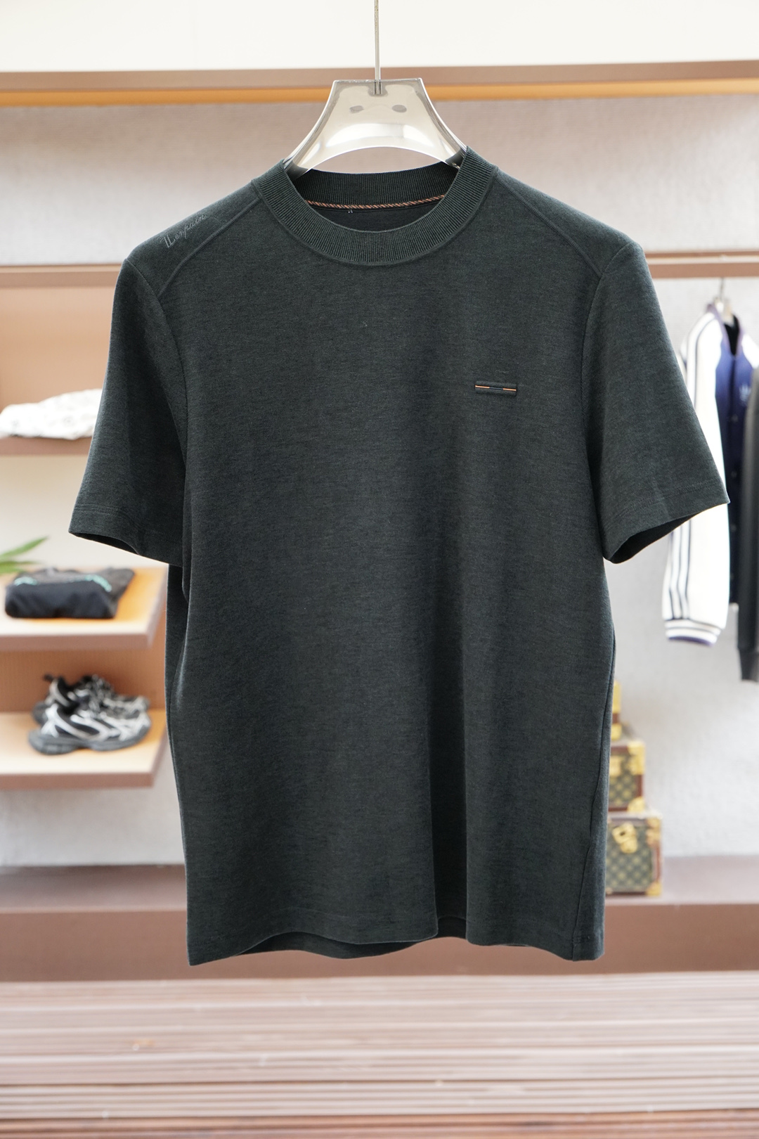 NO:524127,Zenia/High-end ready-to-wear 2025 Autumn and Winter Basement Series!  Mature men, light men, favorite styles, the most classic, clean color commuting, versatile and handsome round neck short-sleeved base shirt, consistently good style, imported original ultra-fine knitted fabric is soft, elastic and delicate, basic base shirts are indispensable in men's wardrobe, and can be matched with various clothing anytime and anywhere to meet your daily life needs. The fabrics and factories we choose are all used by first-tier brands, and the clothes are very simple and low-key designs. Dear, buy them quickly!  Size M-XX L (model 173120 catties M), zegna, T-shirt, alexander wang19860909杰尼亚/高级成衣 2025秋冬打底系列！熟男 轻熟男 最爱款式 最经典净色通勤百搭帅气的圆领短袖打底衫 一贯的好版型 进口原版超细针织面料柔软 弹性细腻 男人的衣柜都少不了基础打底衫 随时随地都可以拿来搭配各种服饰 满足您日常生活需求 .我们所选择的面料及工厂都是一线品牌所使用的 ,衣服设计非常的简洁 ,很是低调的设计 亲们赶紧入手！尺码M-XX L（模特173120斤M）,,zegna,T-shirt,alexander wang,Men's clothing