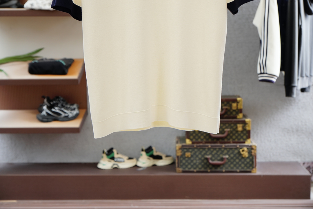 
lP🆕-🍐2025ss秋冬专柜同款同步上新短袖醋酸天丝羊毛针织面料 一体起脚针织 高端人士必备单品，懂